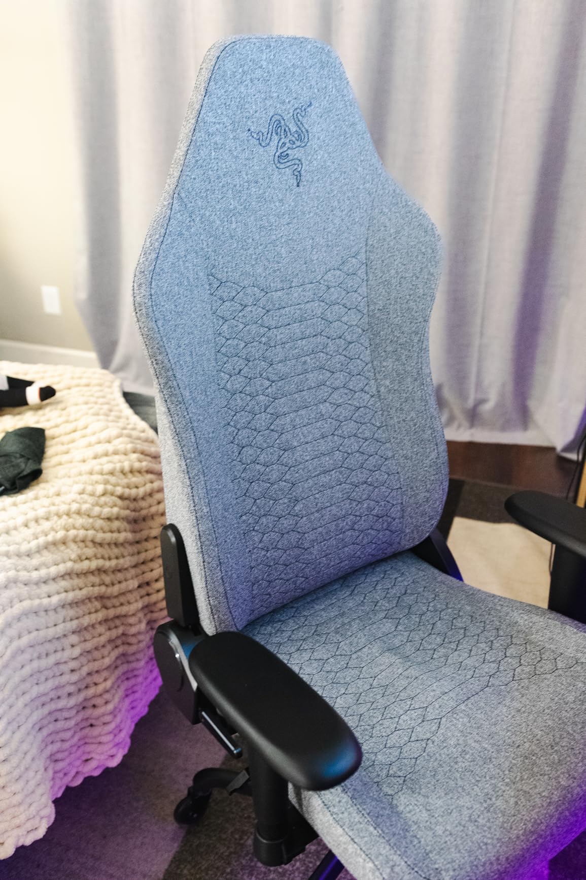 Razer Iskur V2 X Ergonomic Gaming Chair: Built-in Lumbar Support - Widened Seat - High Density Foam Cushions - Adjustable 152 Degree Recline - 2D Armrests - Plush Fabric Finish - Light Gray Edition customer photo 1