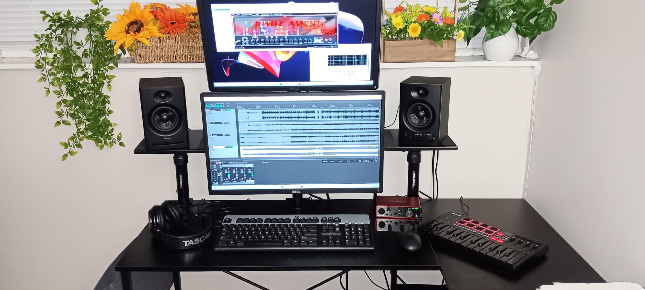 Donner DMK25 Pro MIDI Keyboard Controller, 25 Mini Key Portable USB-C MIDI Controller with 8 Drum Pads, OLED Display, Personalized Touch Bar, Music Production Software and 40 Teaching Courses, Green customer photo 1