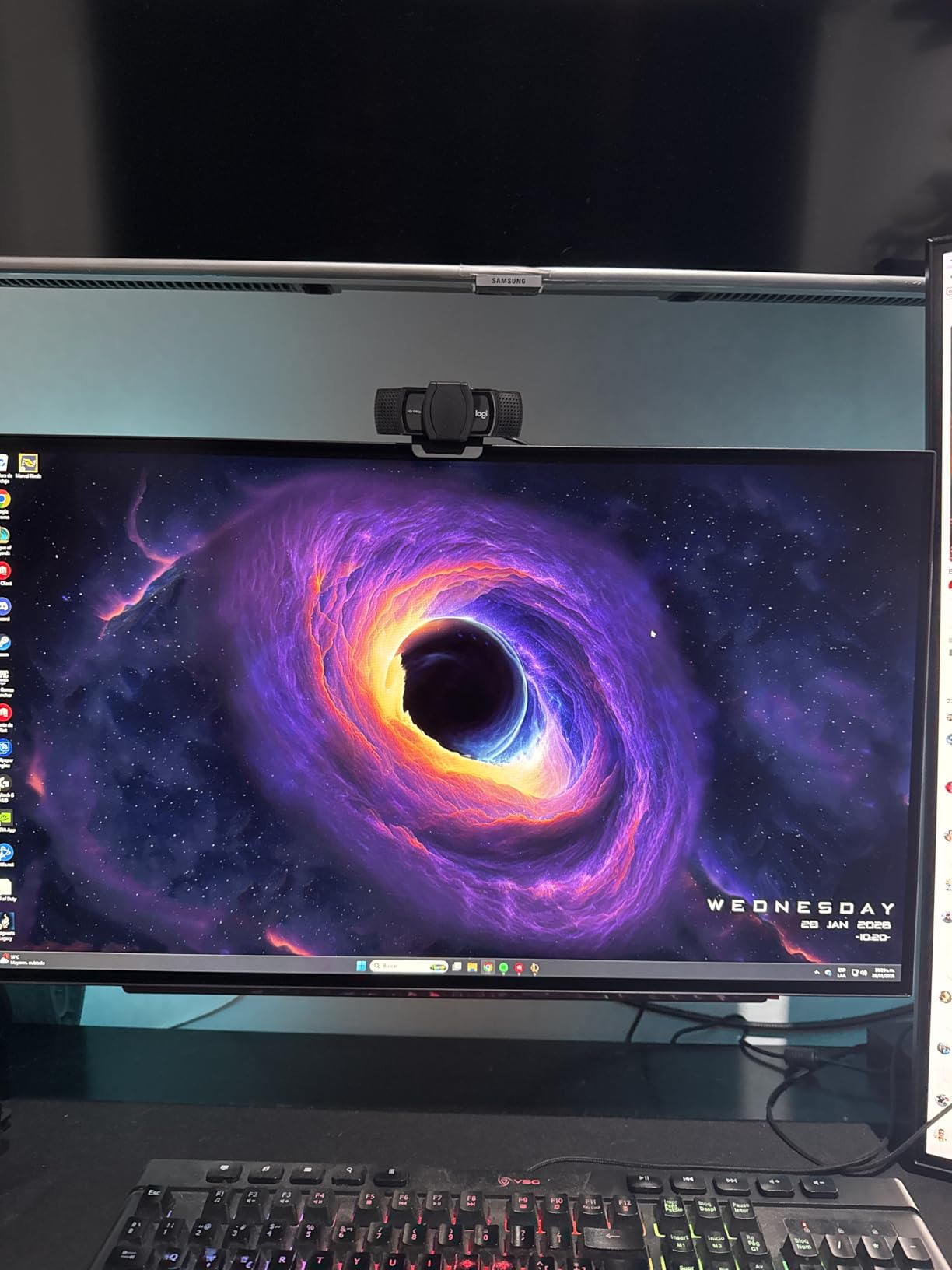 LG 32GX870A-B 32-inch Ultragear 4K UHD (3840 x 2160) OLED Gaming Monitor, Dual-Mode, 240Hz, 0.03ms, NVIDIA, AMD FreeSync Premium Pro, VESA DisplayHDR True Black 400, USB Type-C, DP2.1 customer photo 1
