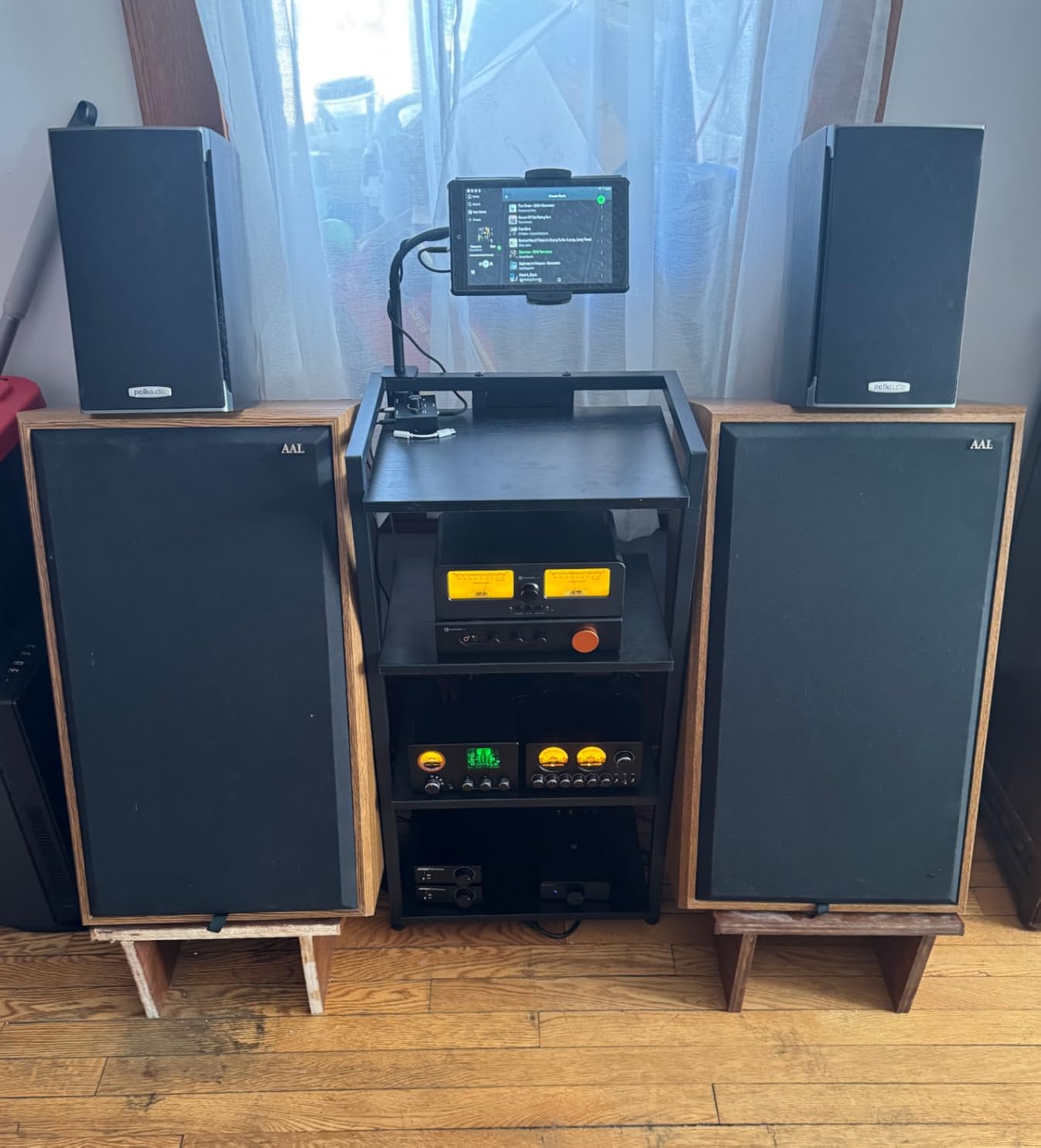 Douk Audio Vacuum Tube Preamp: Headphone Amp with VU Meter, 4-Way RCA Selector Switch Box, Preamplifier with Tone Control for Receivers, Amplifiers, Speakers, 16-600Ω Headphones (TUBE-T5C) customer photo 1