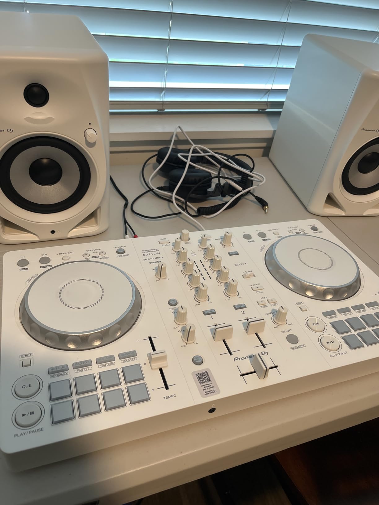 Pioneer DJ DDJ-FLX4 2-deck rekordbox and Serato DJ Controller - White, Limited Edition customer photo 1
