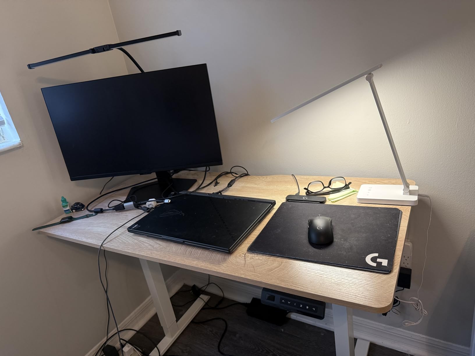 FEZIBO Standing Desk, 48 x 24 Inches Electric Height Adjustable, Sit and Stand Up, Computer Office Desk with Splice Board, White Frame/Maple TOP customer photo 1