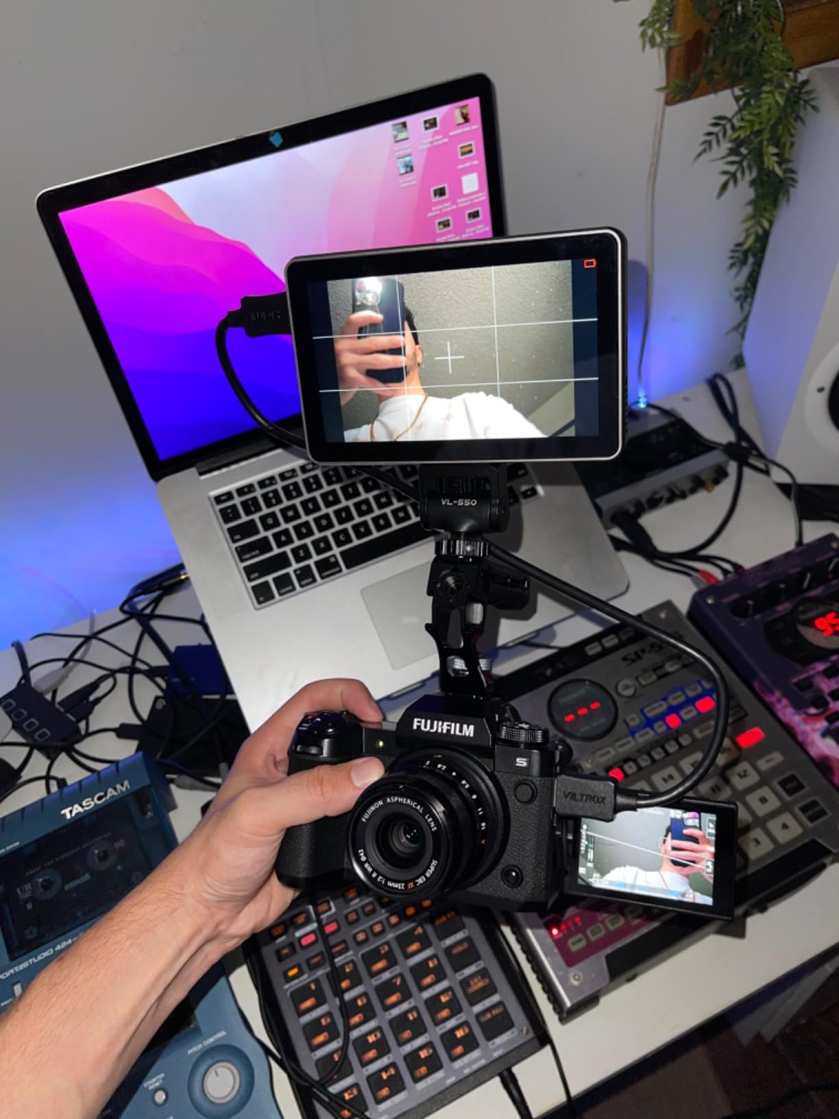 VILTROX DC-A1 Camera Monitor 7'' Touchscreen Camera Field Monitors,2800nits 4K HDMI in/Out,DSLR External Monitor Kit Sunshade Hood,Waveform&Vectorscope,Peaking Focus Assist,3DLUT,False Color Function customer photo 2