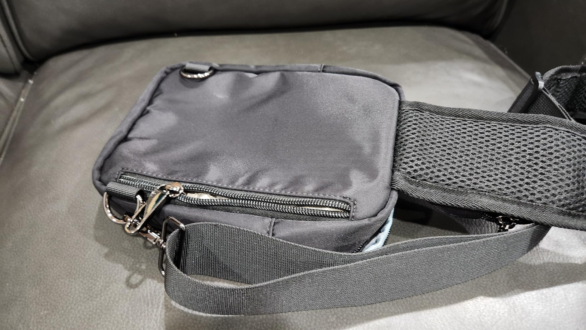 VADOO Sling Bag, Crossbody Bag with Zipper Lock, RFID Blocking & Water Resistant for Men and Women customer photo 1