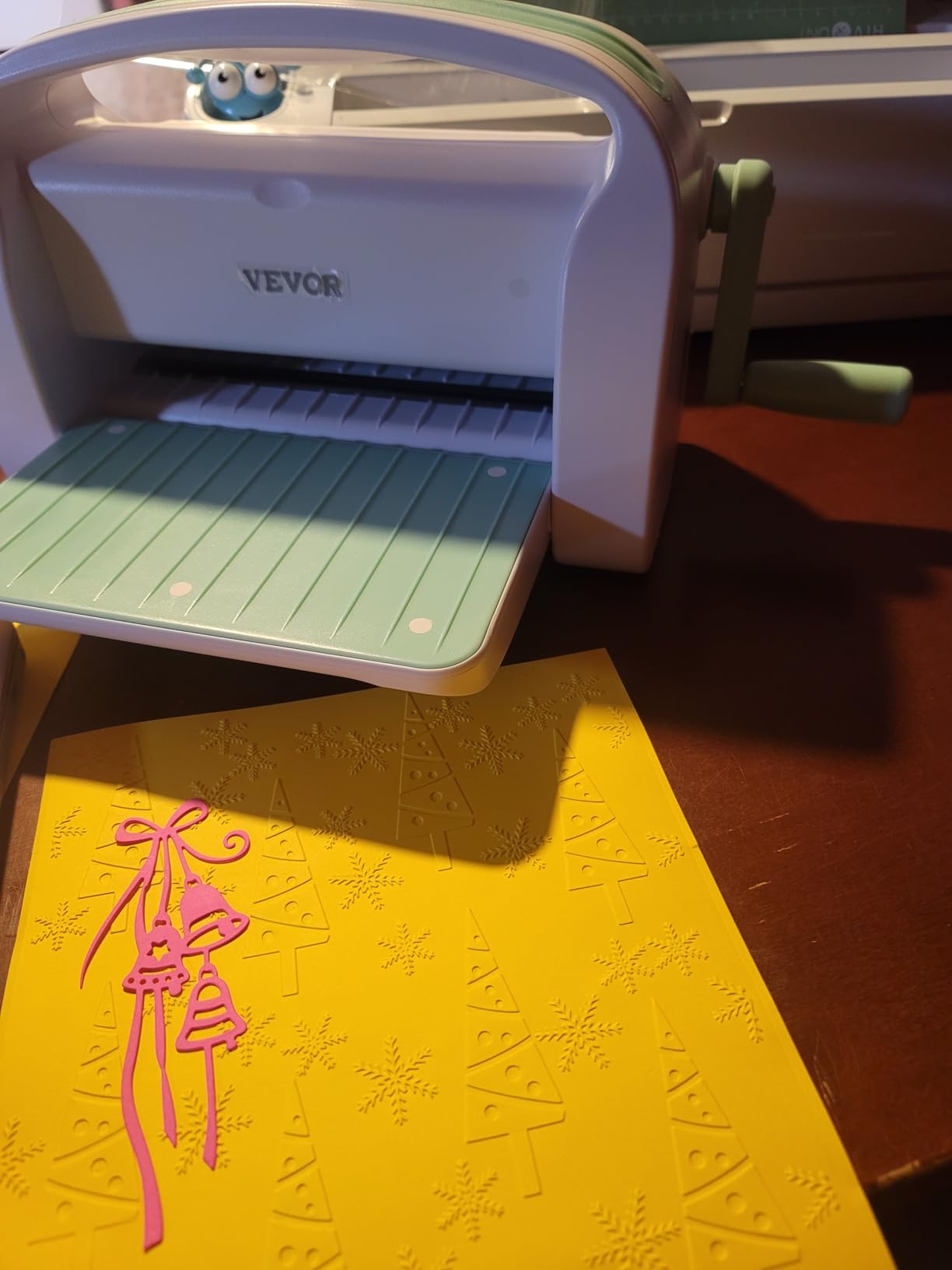 VEVOR Die Cutting and Embossing Machine, 9-Inch (A4) Opening Size, Manual Scrapbooking Machine Starter Kit, Foldable Complete Set with Embossing Folder, Plate, for Cardmaking, Scrapbooking, DIY Crafts customer photo 1