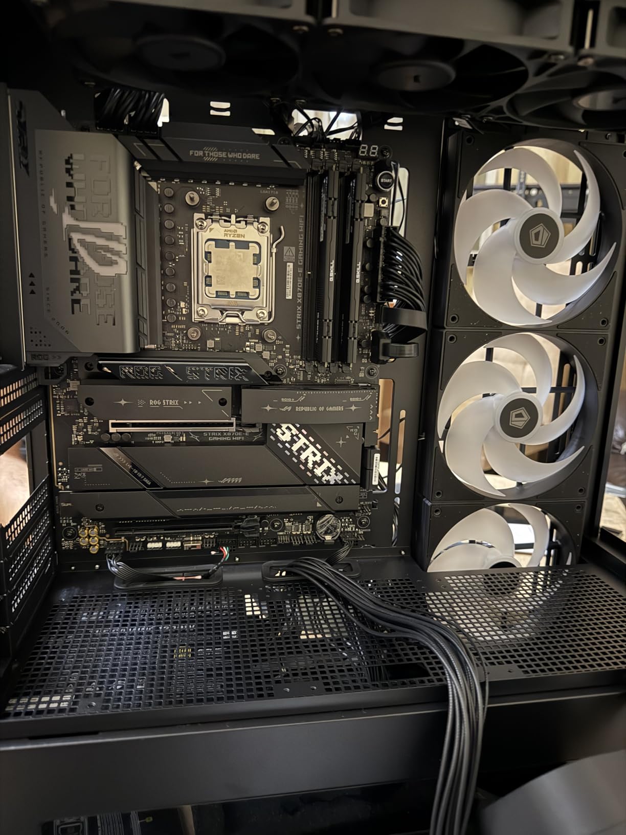 ASUS TUF Gaming X870E-PLUS WIFI7 AMD Motherboard, 16+2+1 Power Stages, PCIe 5.0, Four M.2 Slots customer photo 2