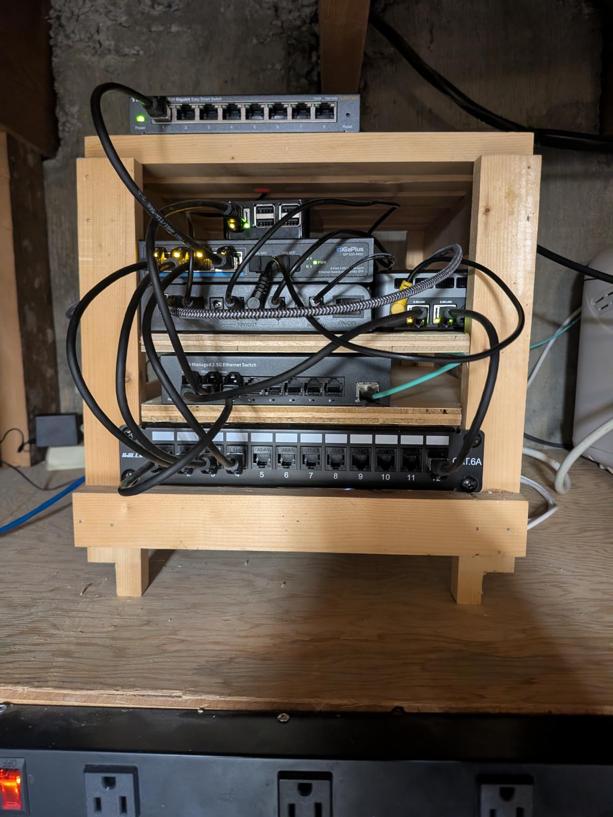 iwillink 10Gbps Cat6A Patch Panel 12 Port, Keystone Patch Panel UTP 10-Inch with Back Bar, Wallmount or Rackmount, Compatible with Cat5, Cat5e, Cat6, Cat6A Cabling customer photo 1