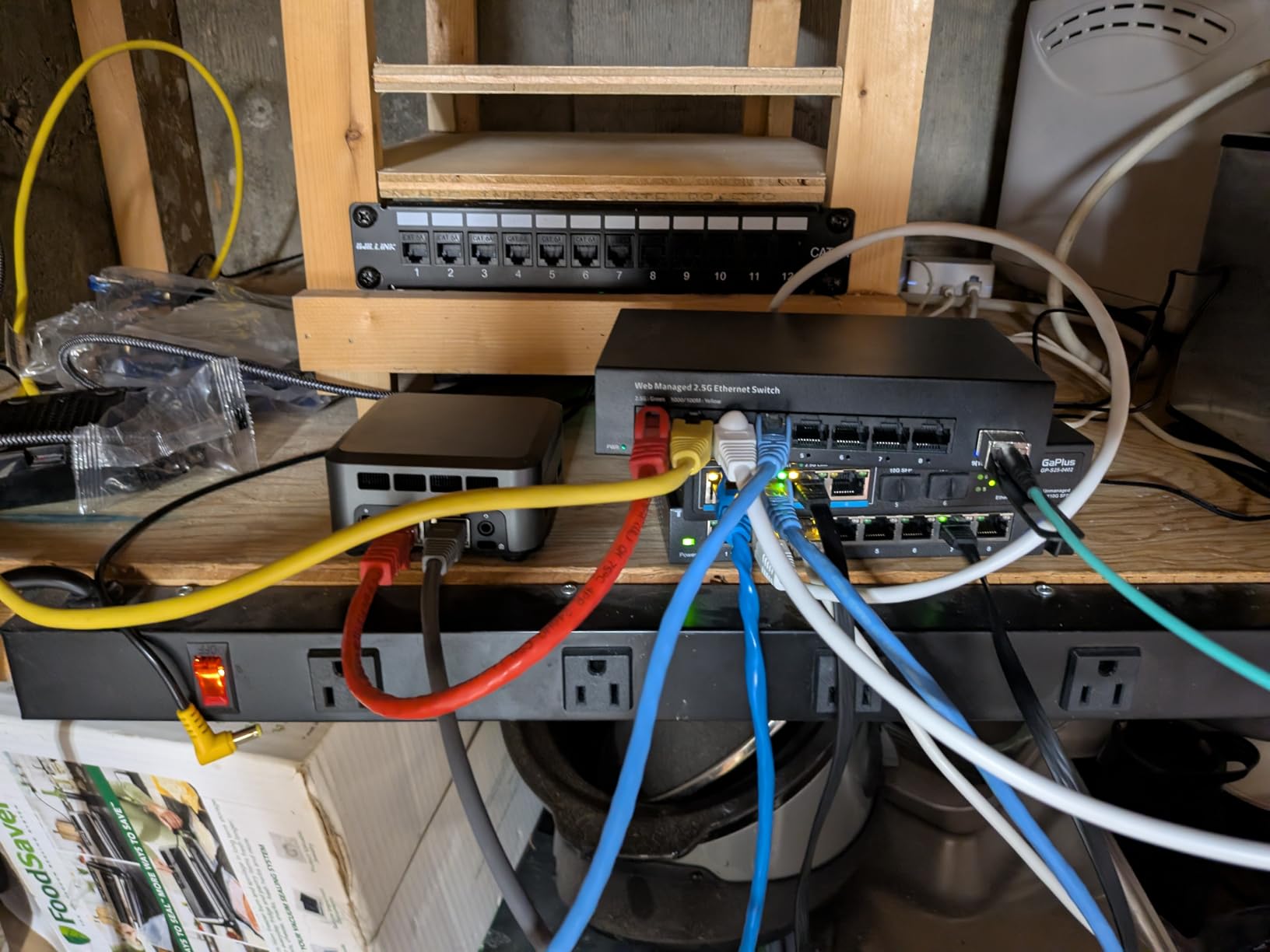 iwillink 10Gbps Cat6A Patch Panel 12 Port, Keystone Patch Panel UTP 10-Inch with Back Bar, Wallmount or Rackmount, Compatible with Cat5, Cat5e, Cat6, Cat6A Cabling customer photo 2