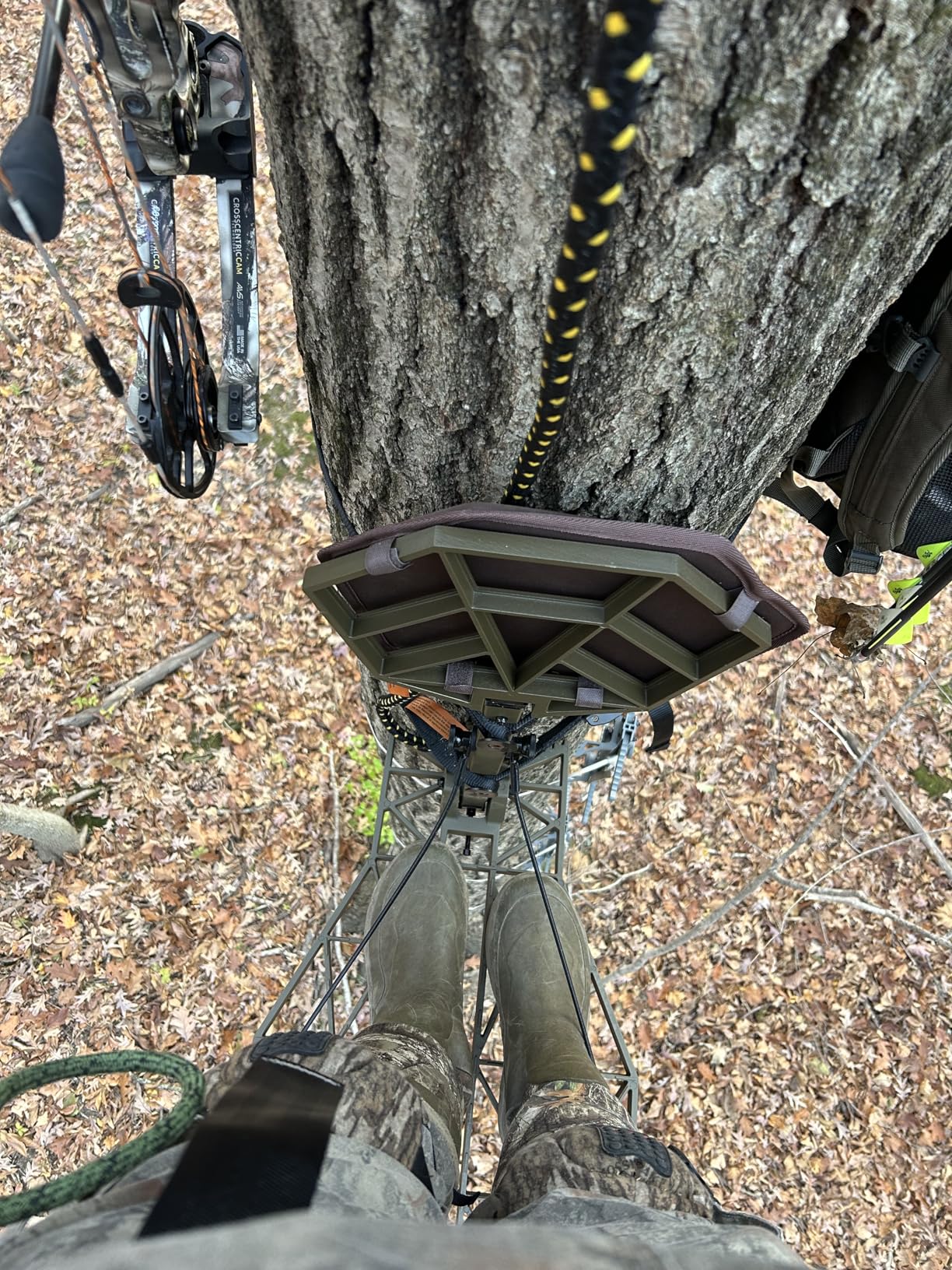 UIIHUNT Hang On Tree Stands, Cast Aluminum Lock On Tree Stand for Deer Hunting, 11.4 lb Lightweight Hang-On Treestand with 27.8