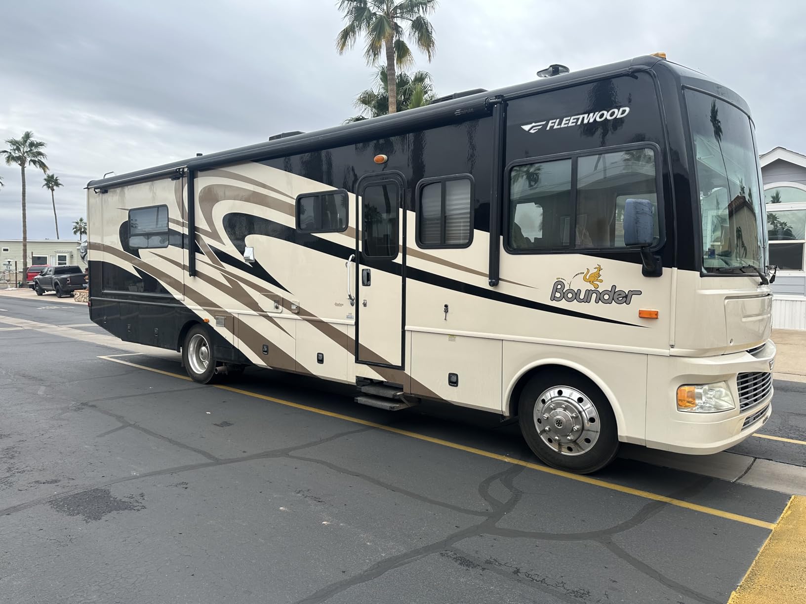 Tymate TM12 RV Tire Pressure Monitoring System, TPMS with USB/Solar Charge, 2026 Latest Version, Set of 4 Sensors(Max. 12), 6 Alarm Modes, 50ft Range, 0-116PSI for RV/Sedan/SUV/MPV/Truck/Older Vehicle customer photo 1