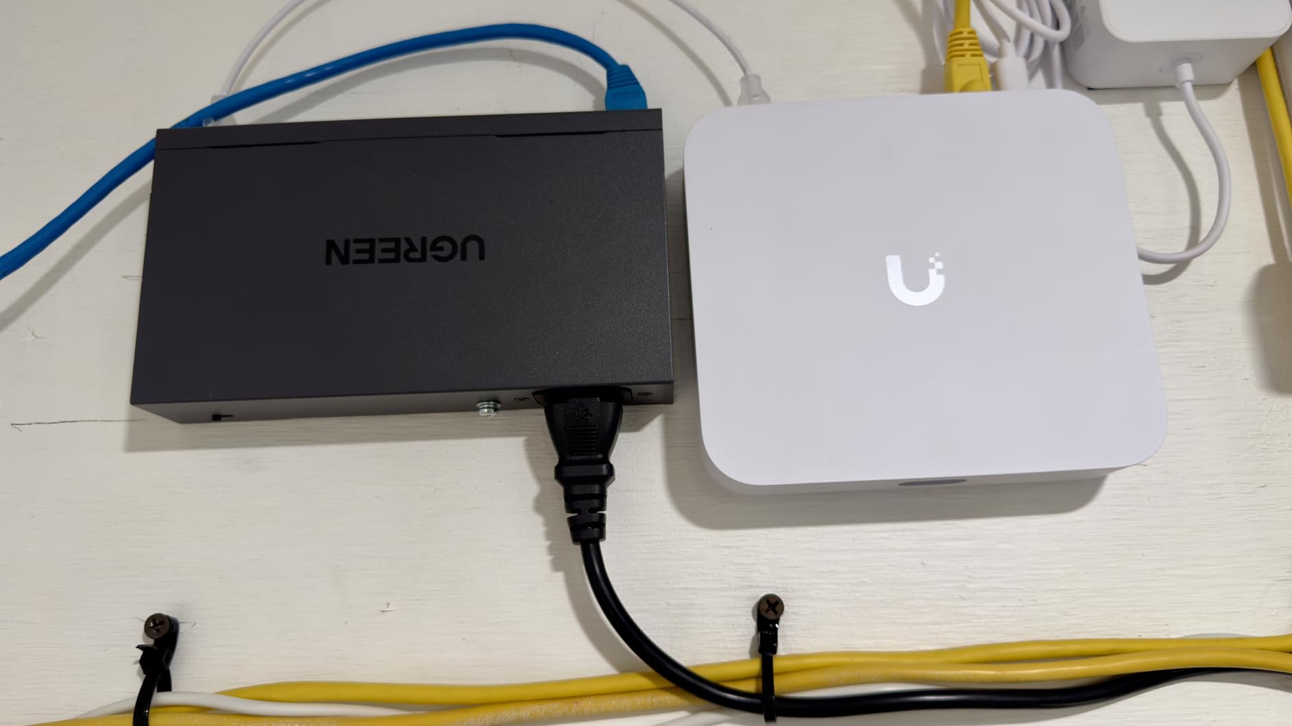 UGREEN Ethernet Switch, 10-Port PoE Switch, 8 PoE+@60W + 2 Gigabit Uplink, Plug & Play, Standard/VLAN/Extend Mode, PoE Auto Recovery, Desktop/Wall Mount Metal Network Splitter for Security Camera customer photo 1