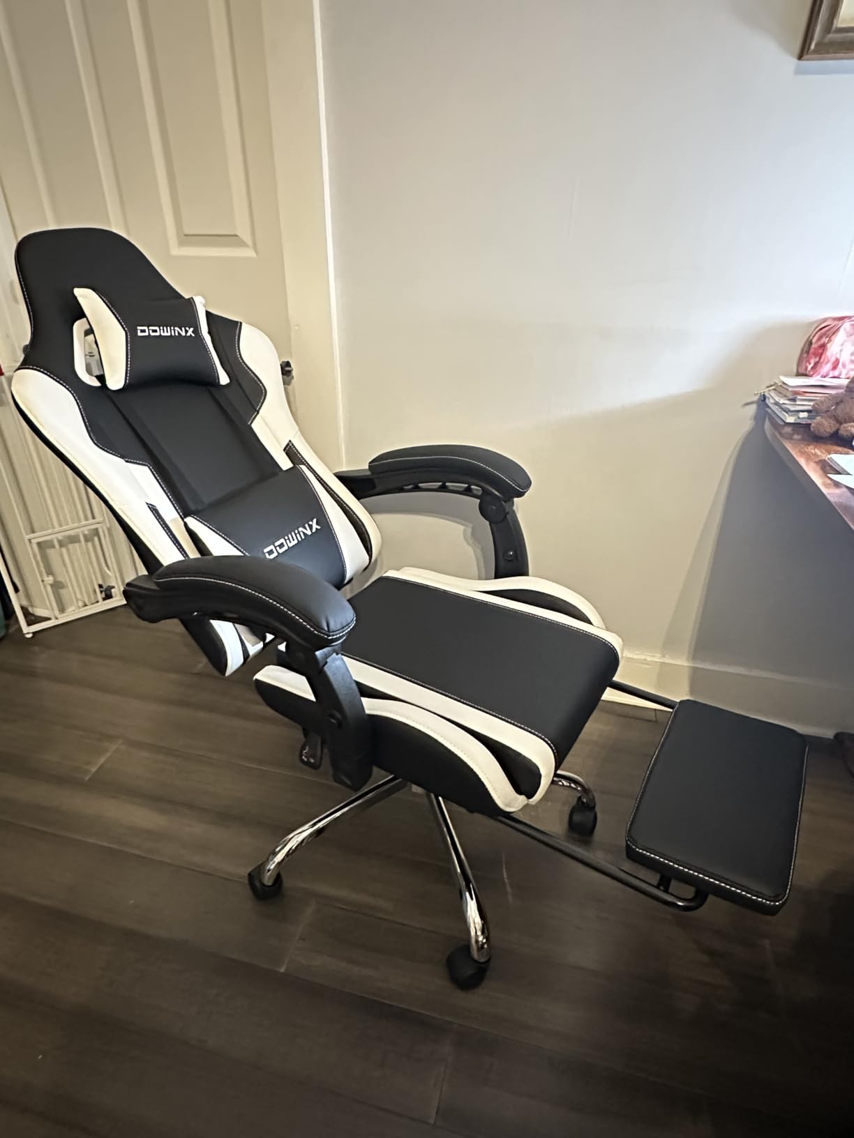 Dowinx Ergonomic Gaming Chair with Footrest, Heavy Duty 330lbs Office Chair, Massage Lumbar Support, Adjustable Height & Headrest Pillow, Comfortable for Back Pain Relief Streaming Long Gaming White customer photo 1