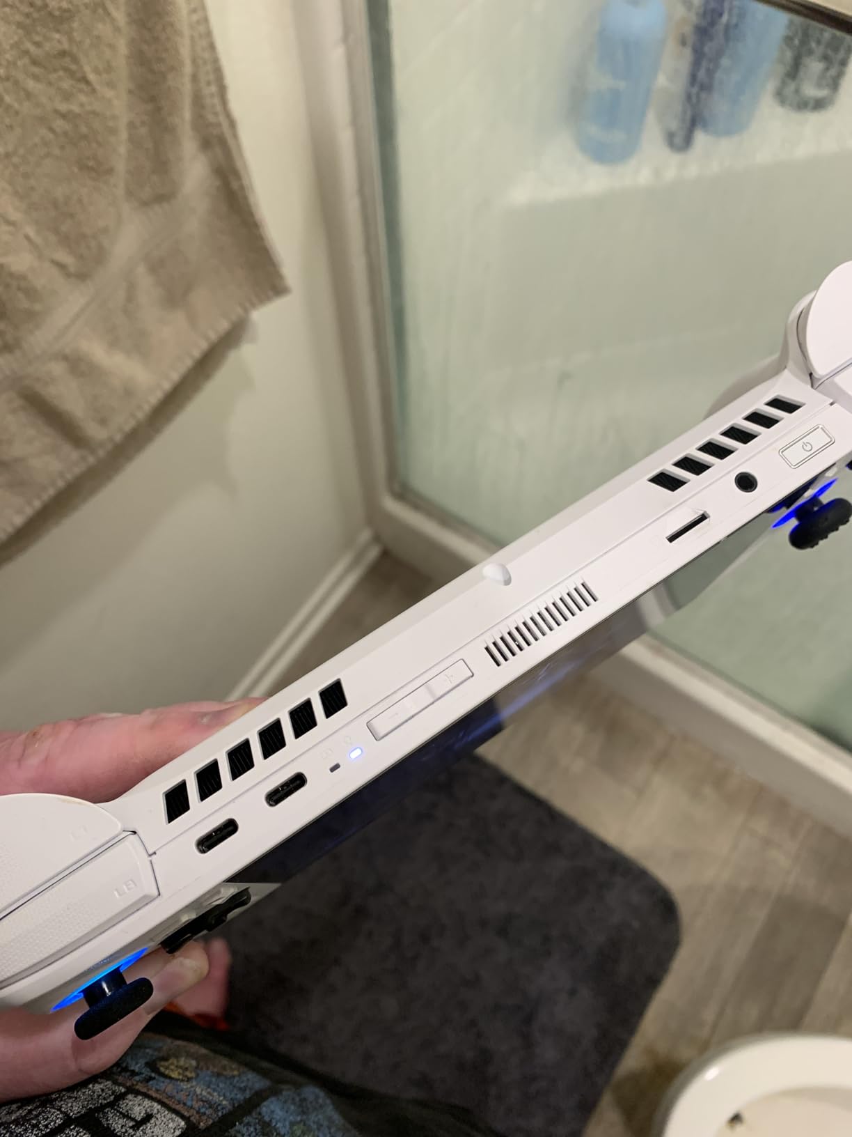 ASUS ROG Xbox Ally - 7 inch 1080p 120Hz Touchscreen Gaming Handheld, AMD Ryzen Z2 A, 16GB RAM, 512GB SSD customer photo 2