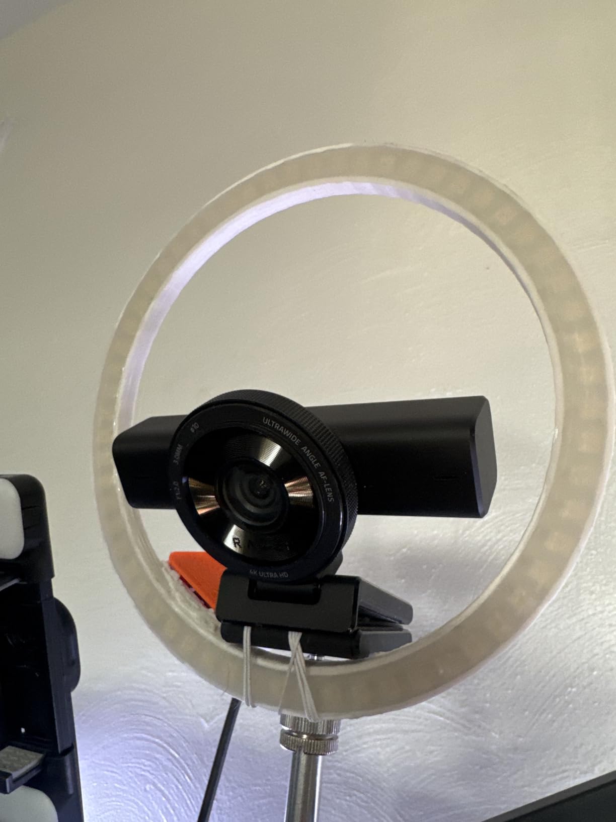 Razer Kiyo V2 Streaming Webcam: 4K 30 FPS, 1080p 60 FPS - AI Powered Auto-Framing - Built-in Microphone - Ultrawide Angle Lens - Privacy Cover - Works with OBS, Xsplit, Discord, Zoom, Teams - Black customer photo 1