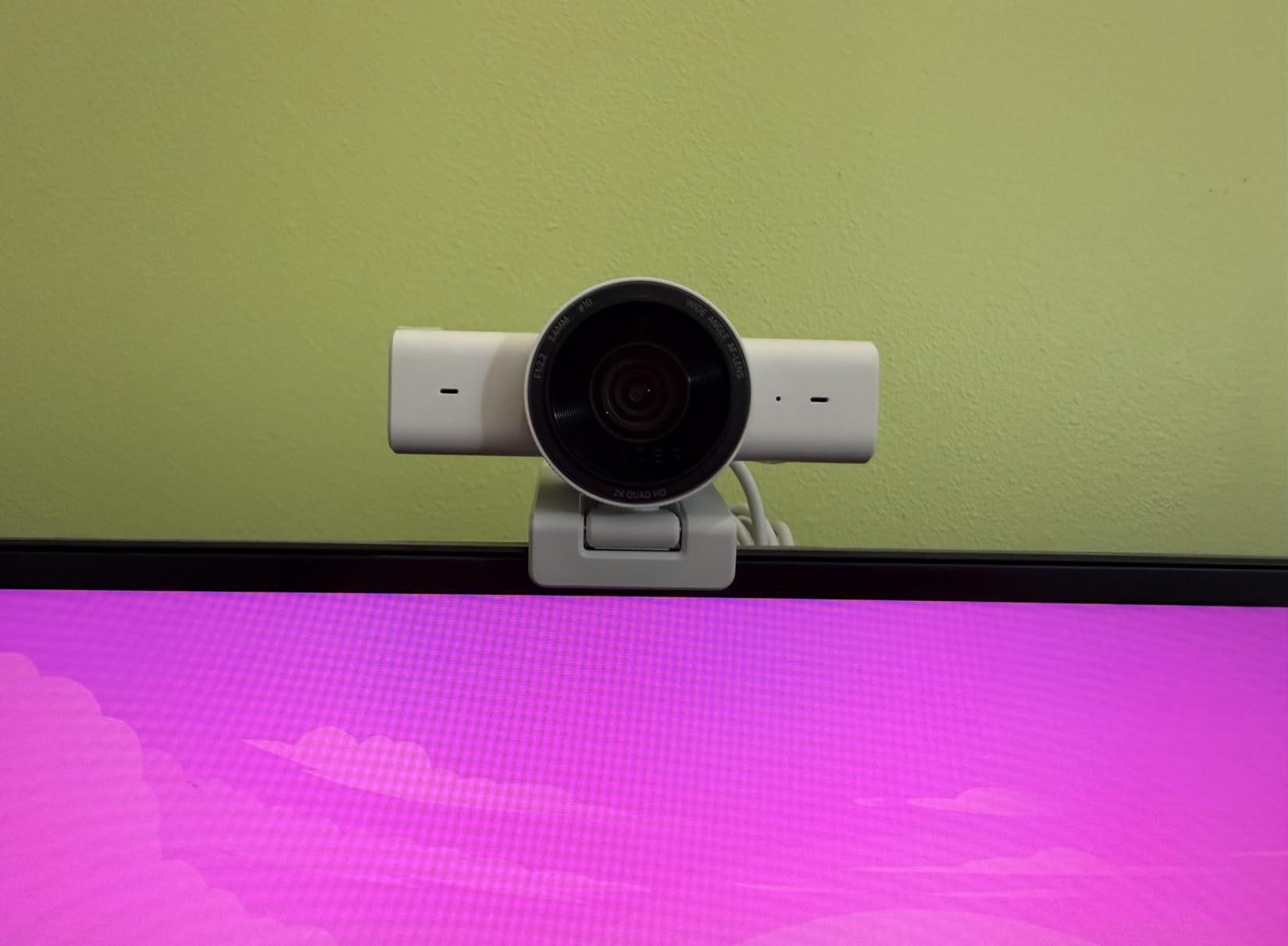 Razer Kiyo V2 X Streaming Webcam: 1440p 60 FPS - Auto Focus - Built-in Microphone - Wide Angle Lens - Integrated Privacy Shutter - Works with OBS, Xsplit, Streamlabs customer photo 2