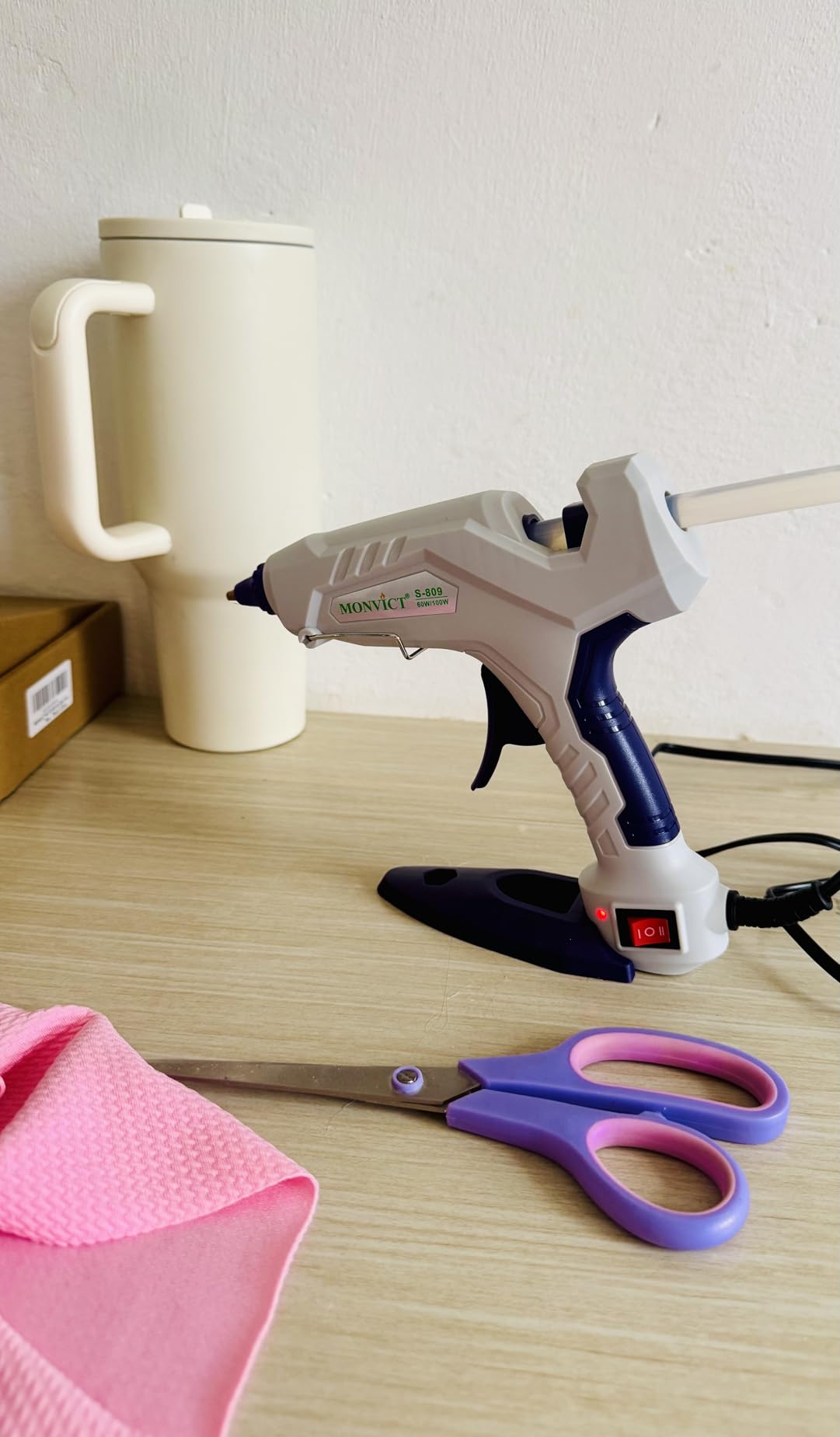 MONVICT 7.4V Cordless Hot Glue Gun with Holder Base, Digital Display Adjustable Temp, Smart Auto-Off, Silicone Pad, 2.6A Rechargeable Battery, Full Size Handheld Electric Power with 10 Glue Sticks customer photo 1