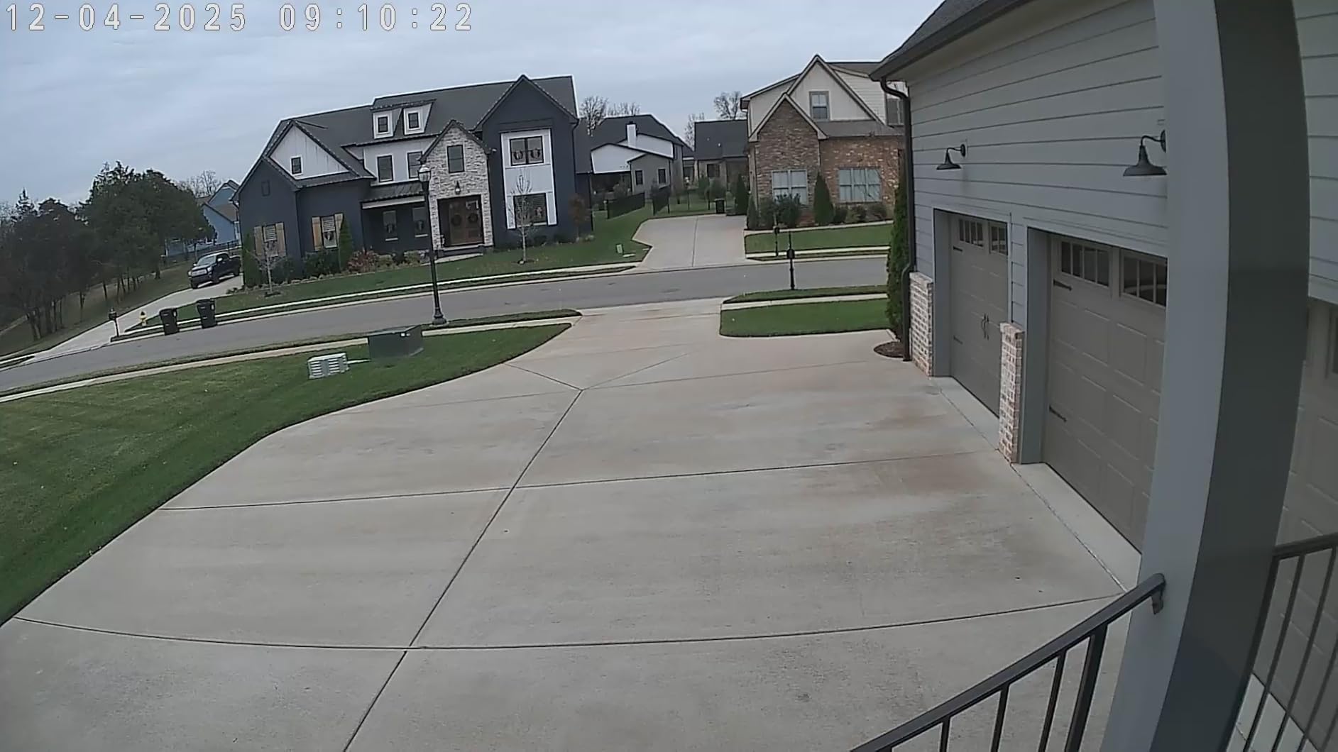 Tapo 2K Outdoor Pan/Tilt Wireless Floodlight Security Camera - Battery Power with Solar, 360º AI Motion Tracking, Person/Vehicle Detection, Subscription-Free Local Storage or Optional Cloud, C615F KIT customer photo 1