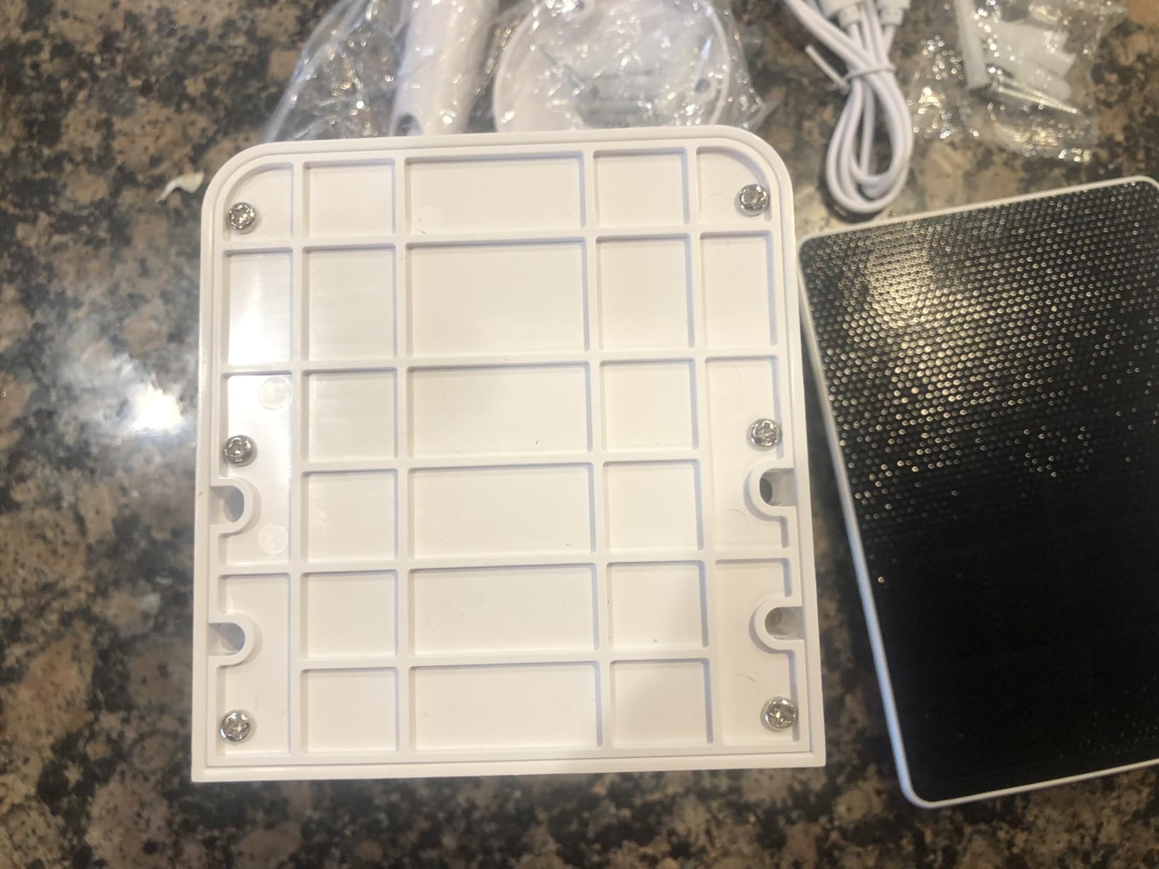 Tapo 2K Outdoor Pan/Tilt Wireless Floodlight Security Camera - Battery Power with Solar, 360º AI Motion Tracking, Person/Vehicle Detection, Subscription-Free Local Storage or Optional Cloud, C615F KIT customer photo 2