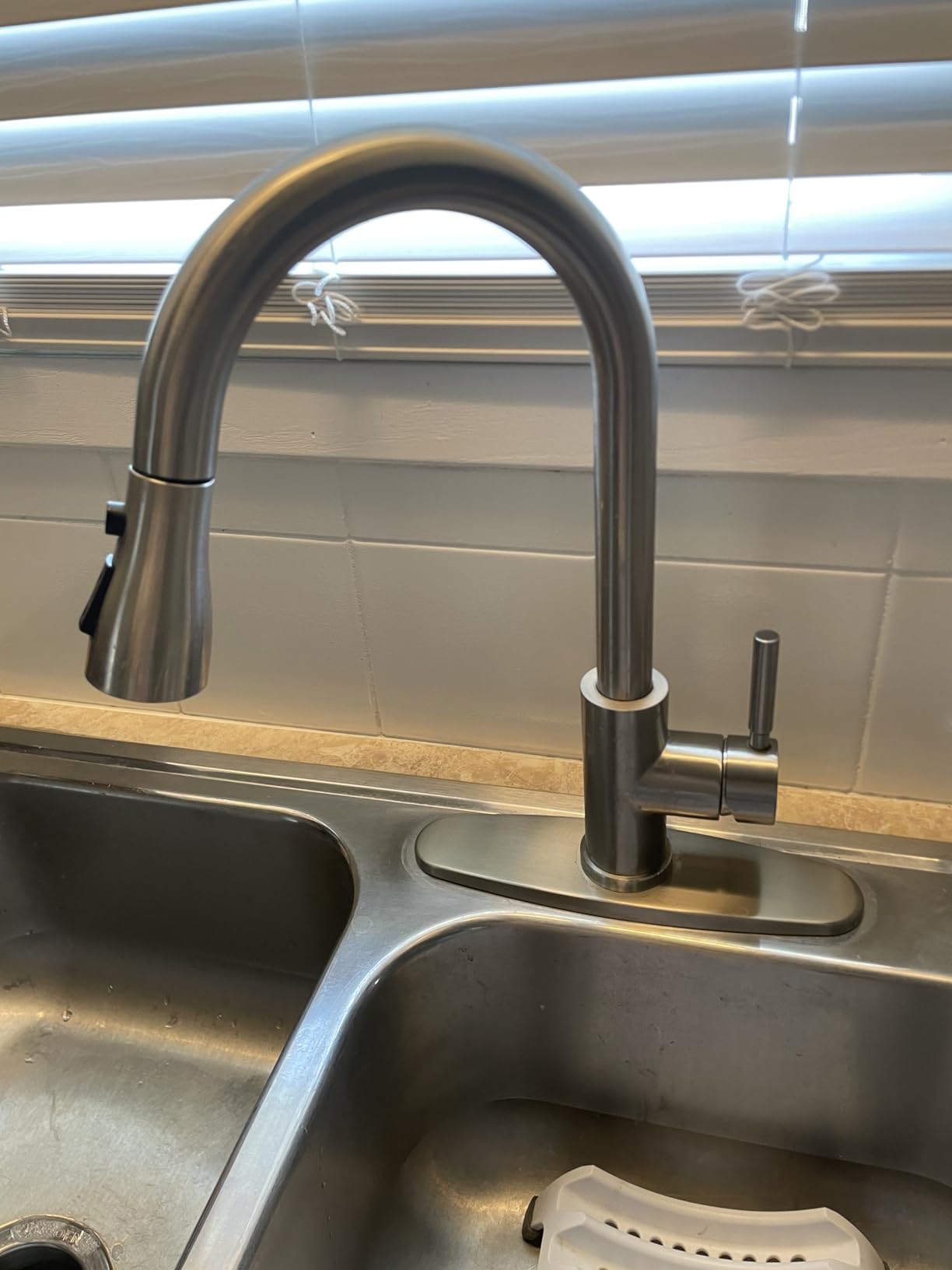 WEWE Touchless Kitchen Sink Faucet with Soap Dispenser, Single Handle Kitchen Faucets with Pull Down Sprayer Smart Motion Sensor Stainless Steel, Brushed Nickel customer photo 1