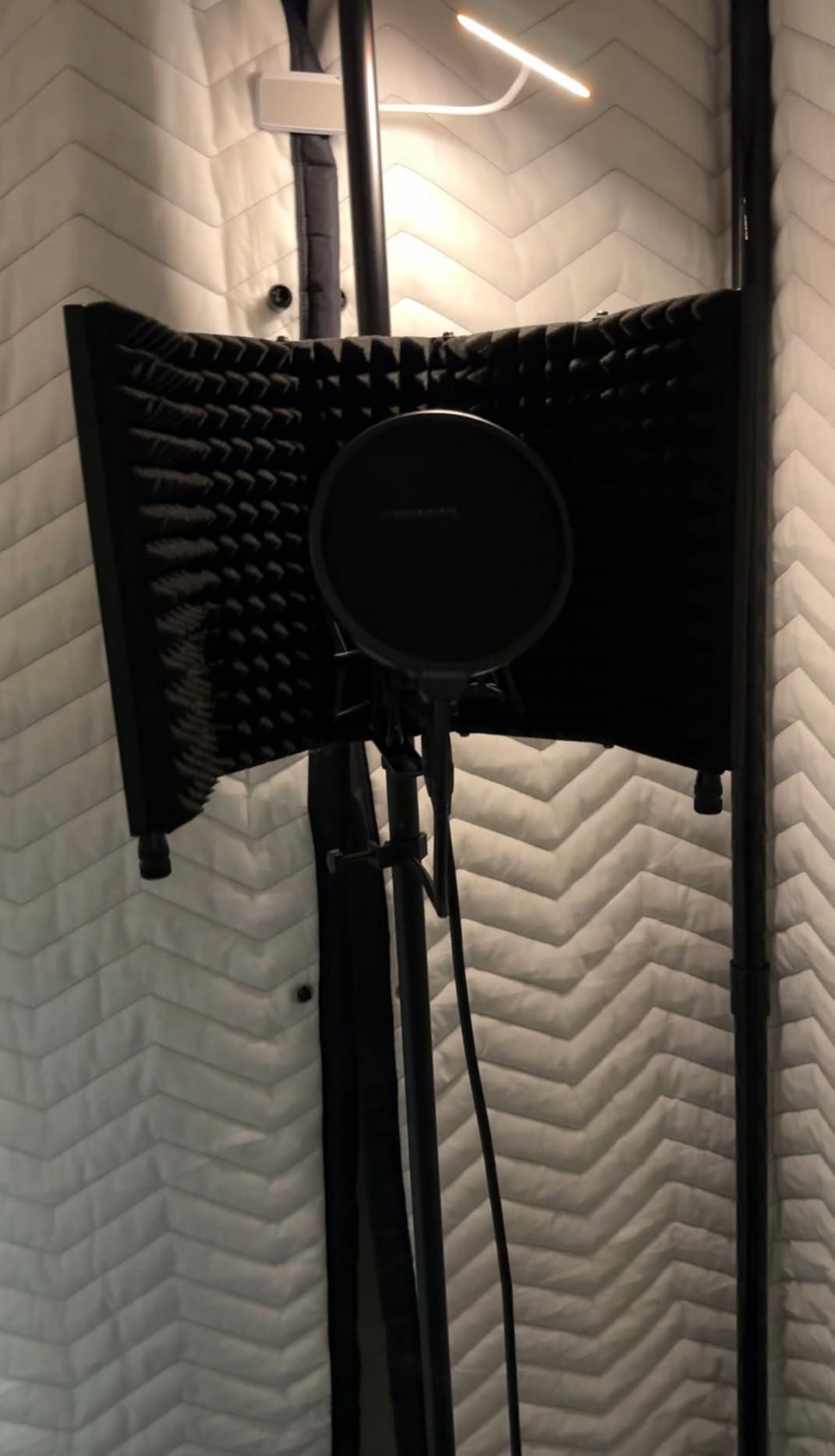 Portable Vocal Booth with 360° Reverb Isolation, Echo-Free Recording Booth for Voice-Over, Podcast & Music - Home Studio with Thick Sound Dampening Blankets customer photo 1