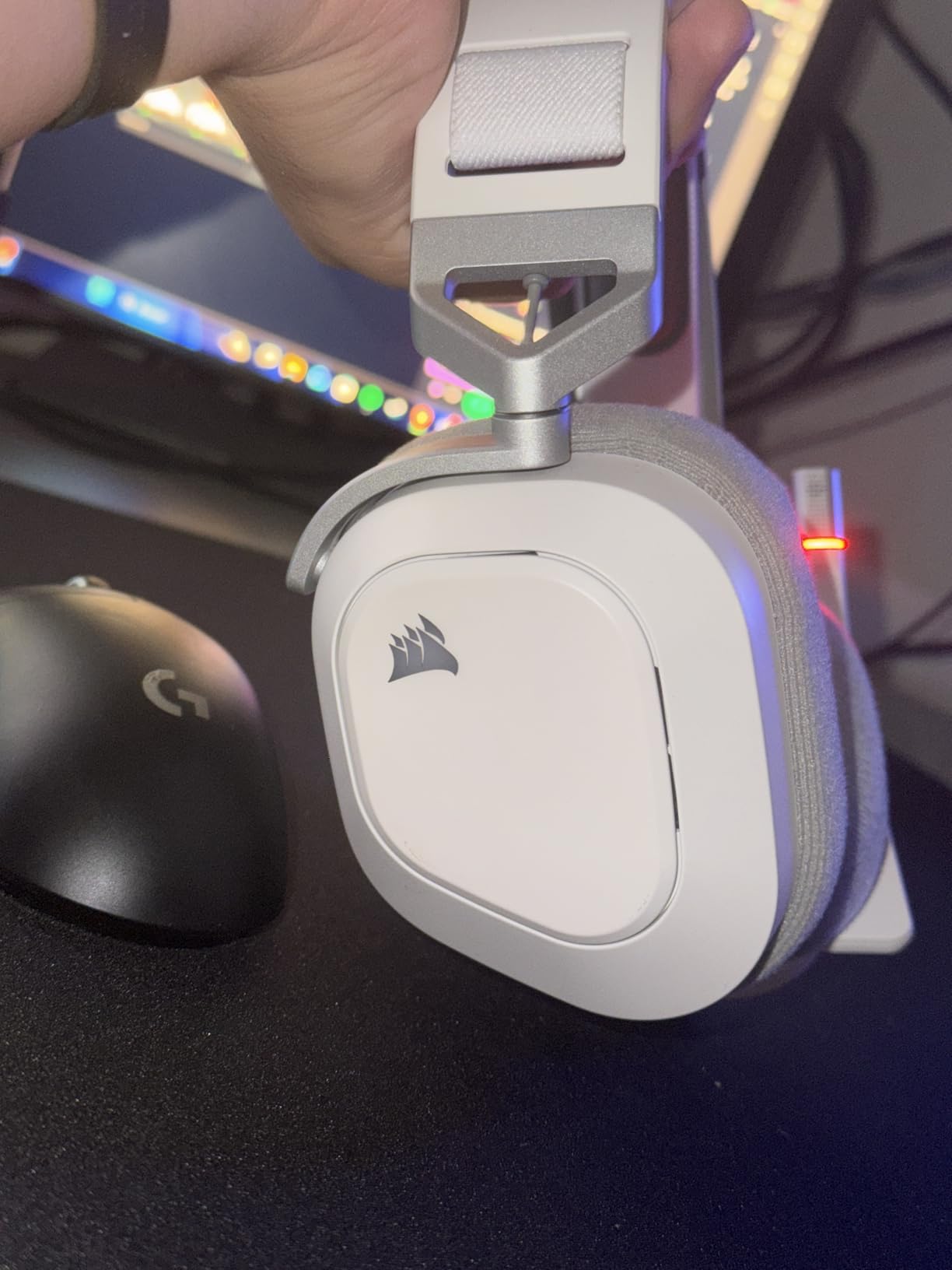 Corsair HS80 RGB Wireless Multiplatform Gaming Headset - Dolby Atmos - Lightweight Comfort Design - Broadcast Quality Microphone - iCUE Compatible - PC, Mac, PS5, PS4 - Black customer photo 1