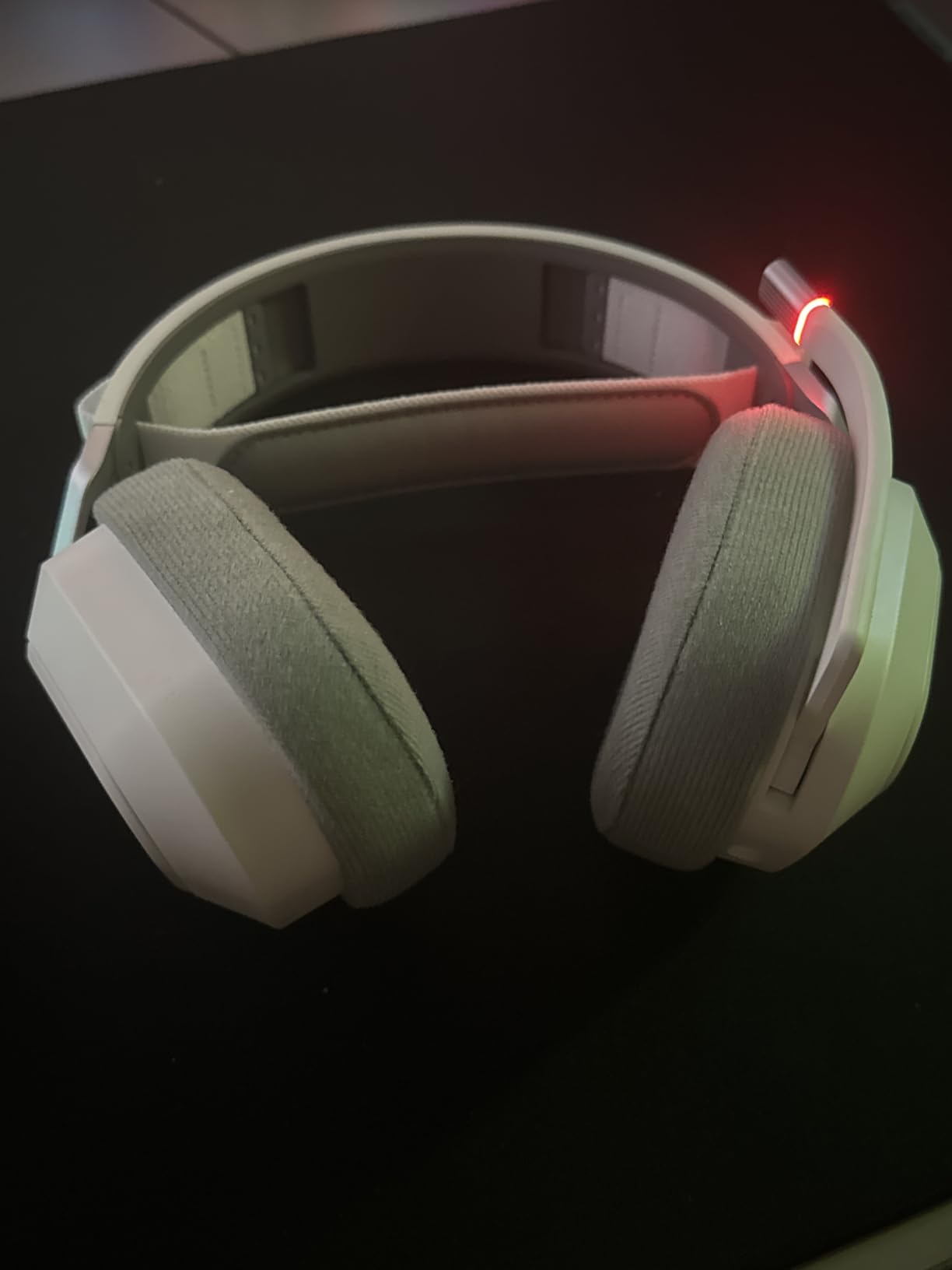 Corsair HS80 RGB Wireless Multiplatform Gaming Headset - Dolby Atmos - Lightweight Comfort Design - Broadcast Quality Microphone - iCUE Compatible - PC, Mac, PS5, PS4 - Black customer photo 2