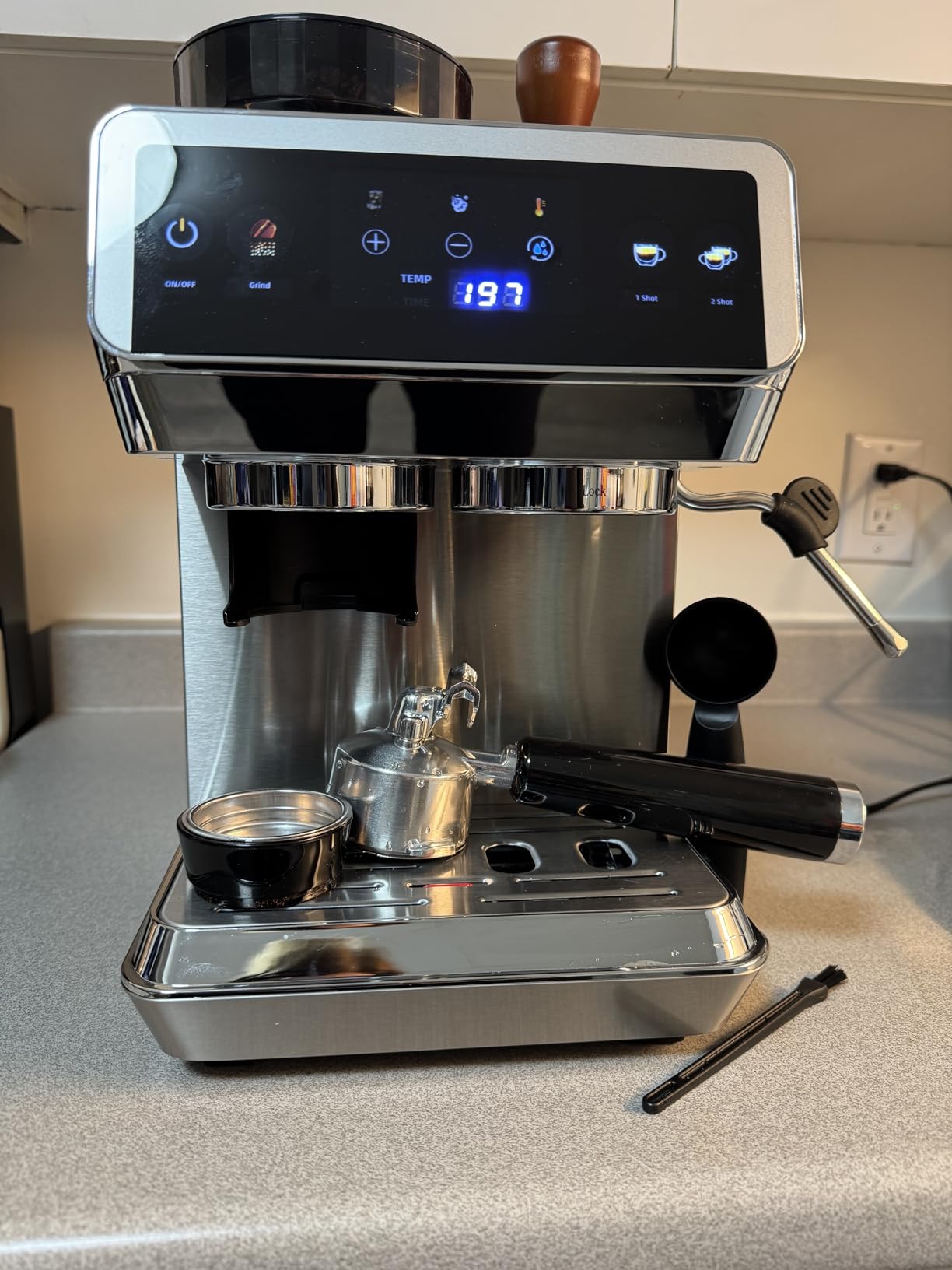 AMZCHEF Espresso Machine With Grinder, 190-201F Temp Control Coffee machine with 44 Grind Setting, Milk Frother, Touch Screen, Cold Brew, Sliver customer photo 1