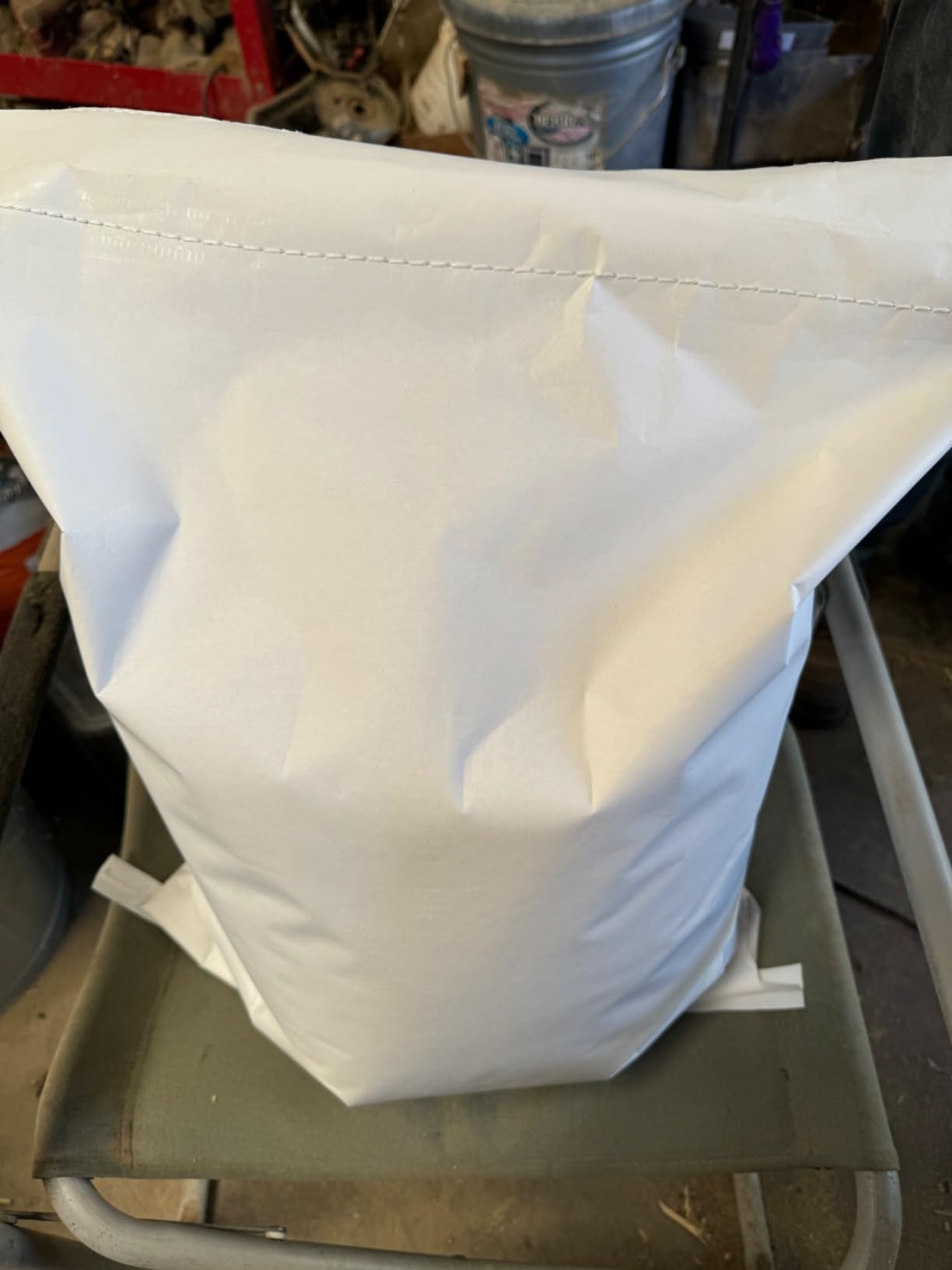 VEVOR Serger Overlock Sewing Machine, 1250 Stitches Per Minute, 2-3-4 Thread Capability, 0.7-2 Adjustable Differential Feed, with Free Arm and LED Light, Sewing Machine for Various Fabrics, White customer photo 1