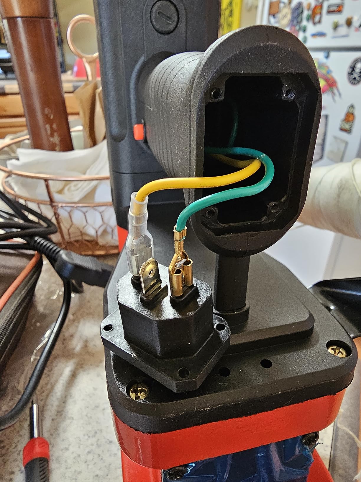 VEVOR Serger Overlock Sewing Machine, 1250 Stitches Per Minute, 2-3-4 Thread Capability, 0.7-2 Adjustable Differential Feed, with Free Arm and LED Light, Sewing Machine for Various Fabrics, White customer photo 2