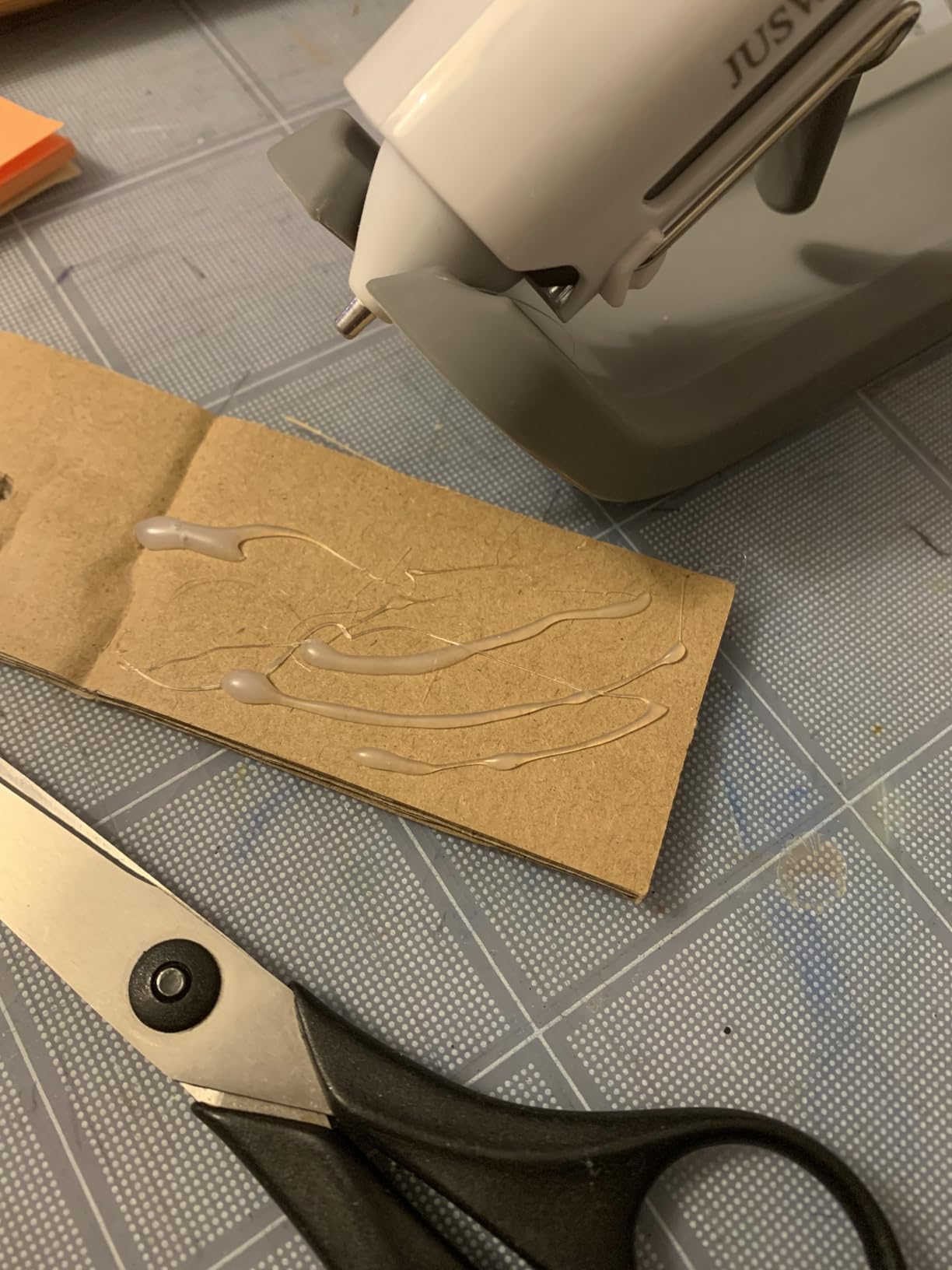 Cordless Hot Glue Gun，Fast Preheating Mini Glue Gun with 20 Sticks Set，2200mAh Built-in Battery, Anti-Scald，Anti-Drip，Smart Power-Off，Metal Base and Stand for DIY, Crafts, Home Repairs，White customer photo 1