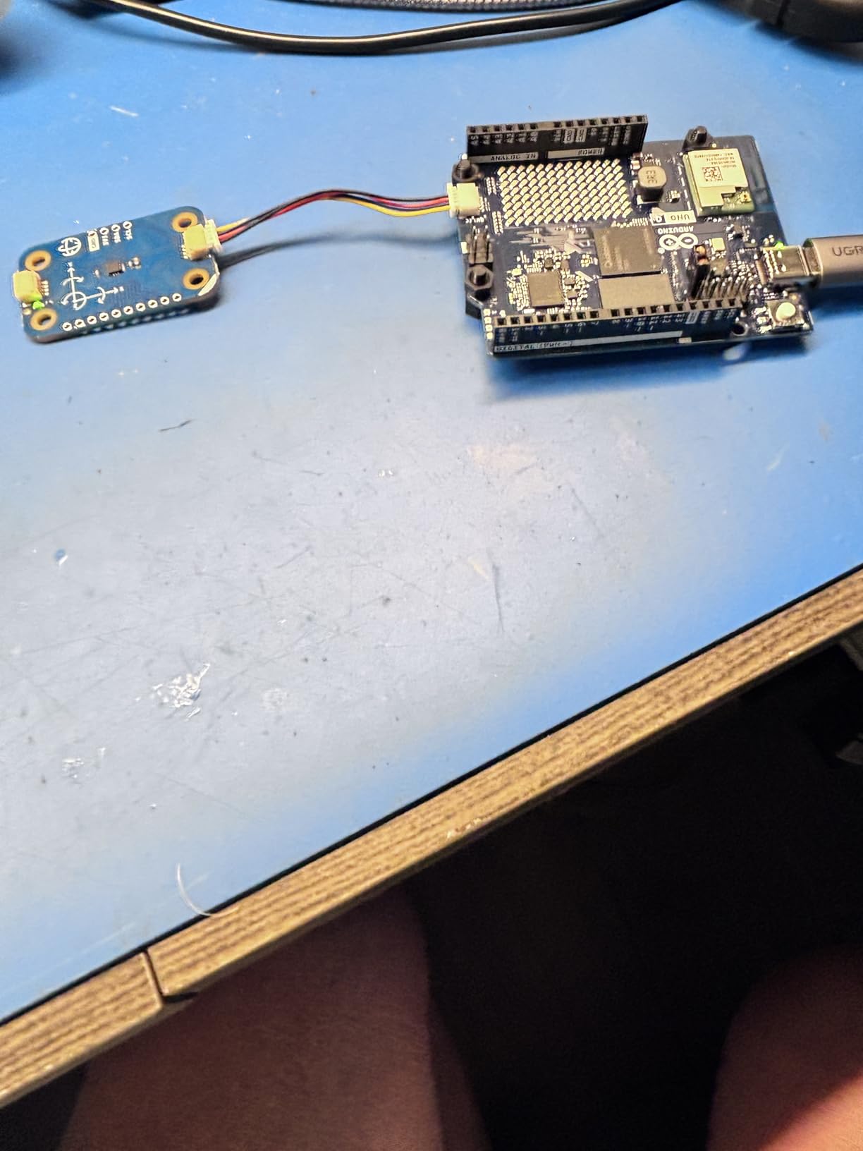 Arduino UNO Q 4GB [ABX00173]- Hybrid Board, Qualcomm Dragonwing QRB2210 microprocessor (MPU) & STM32U585 Microcontroller(MCU), AI Vision, Voice, IoT, Robotics, Linux Debian OS, Wi-Fi 5, USB-C customer photo 1