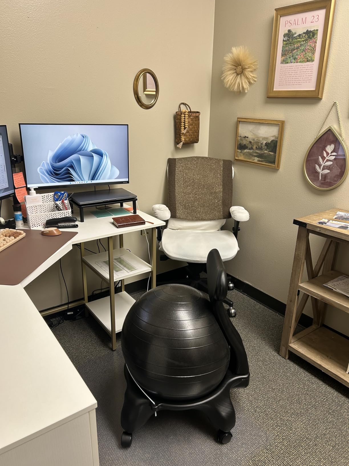 Gaiam 610-6002RTL Balance Ball Chair - Classic Yoga Ball Chair with 52cm Stability Ball, Pump & Exercise Guide for Home or Office, Black customer photo 1