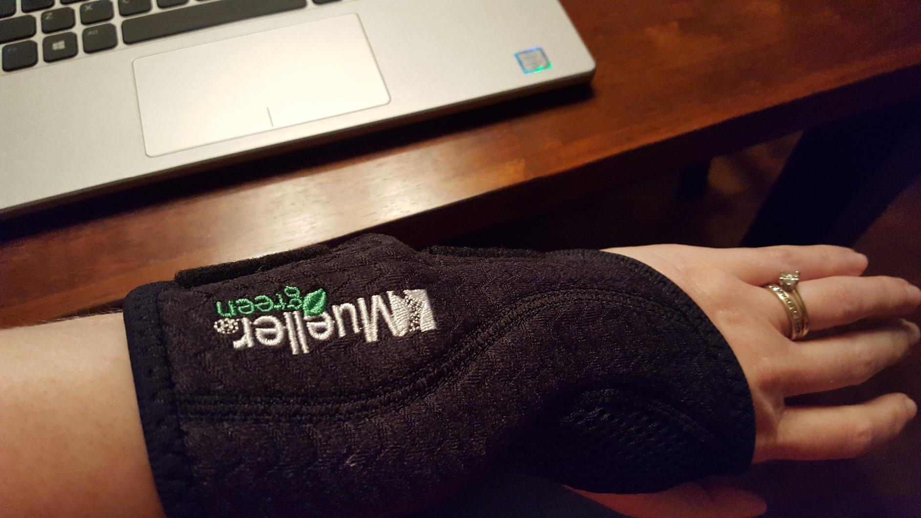 MUELLER Sports Medicine Green Fitted Wrist Brace for Men and Women, Wrist Pain Relief Support, Ideal for Carpal Tunnel, Tendonitis, Arthritis, Right Hand, Black, Small/Medium customer photo 1