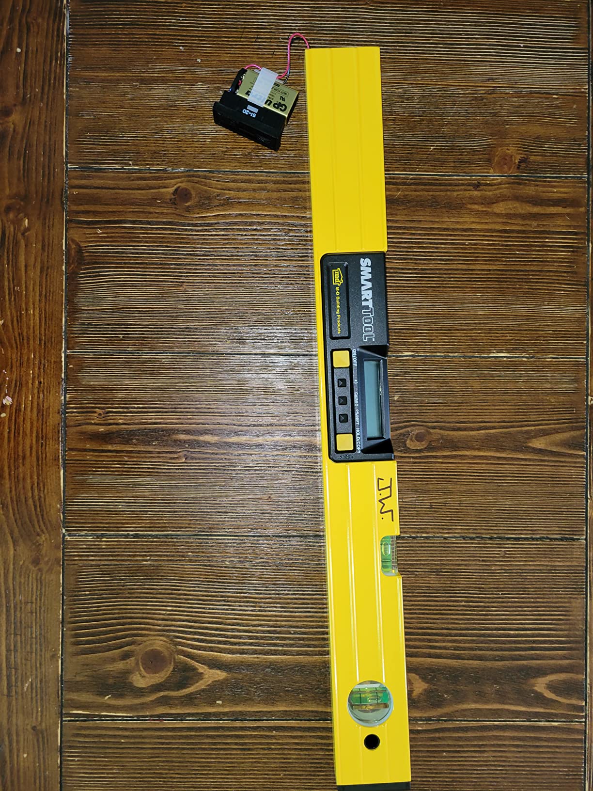 M-D Building Products 92325 SMARTTOOL® 48 Inch Digital Level: Precision Measurement w/LCD Screen, Audible Alerts, Water Resistance, High Visibility, & Heavy-Duty Aluminum Frame - Includes Carry Case customer photo 1