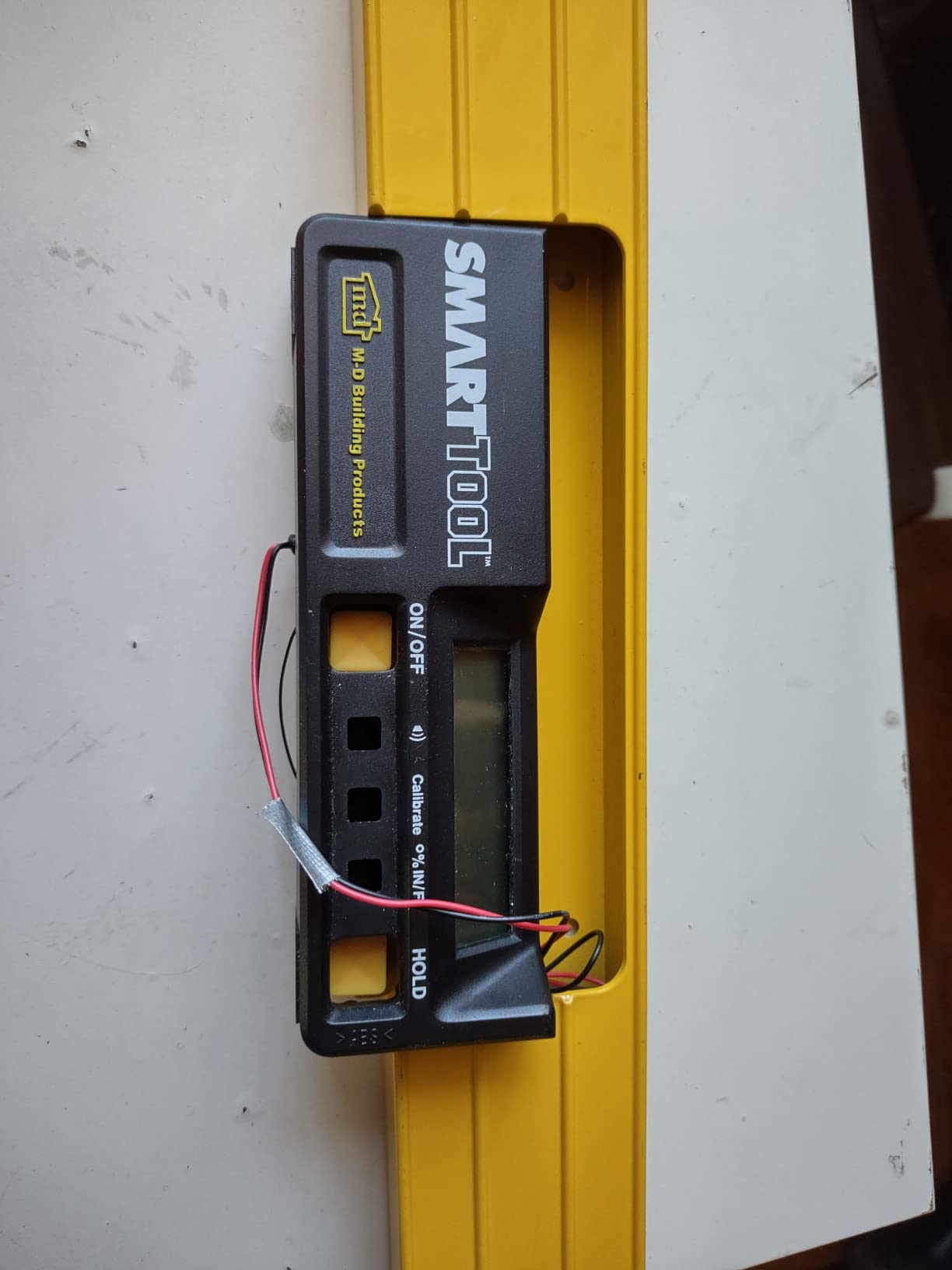 M-D Building Products 92325 SMARTTOOL® 48 Inch Digital Level: Precision Measurement w/LCD Screen, Audible Alerts, Water Resistance, High Visibility, & Heavy-Duty Aluminum Frame - Includes Carry Case customer photo 2