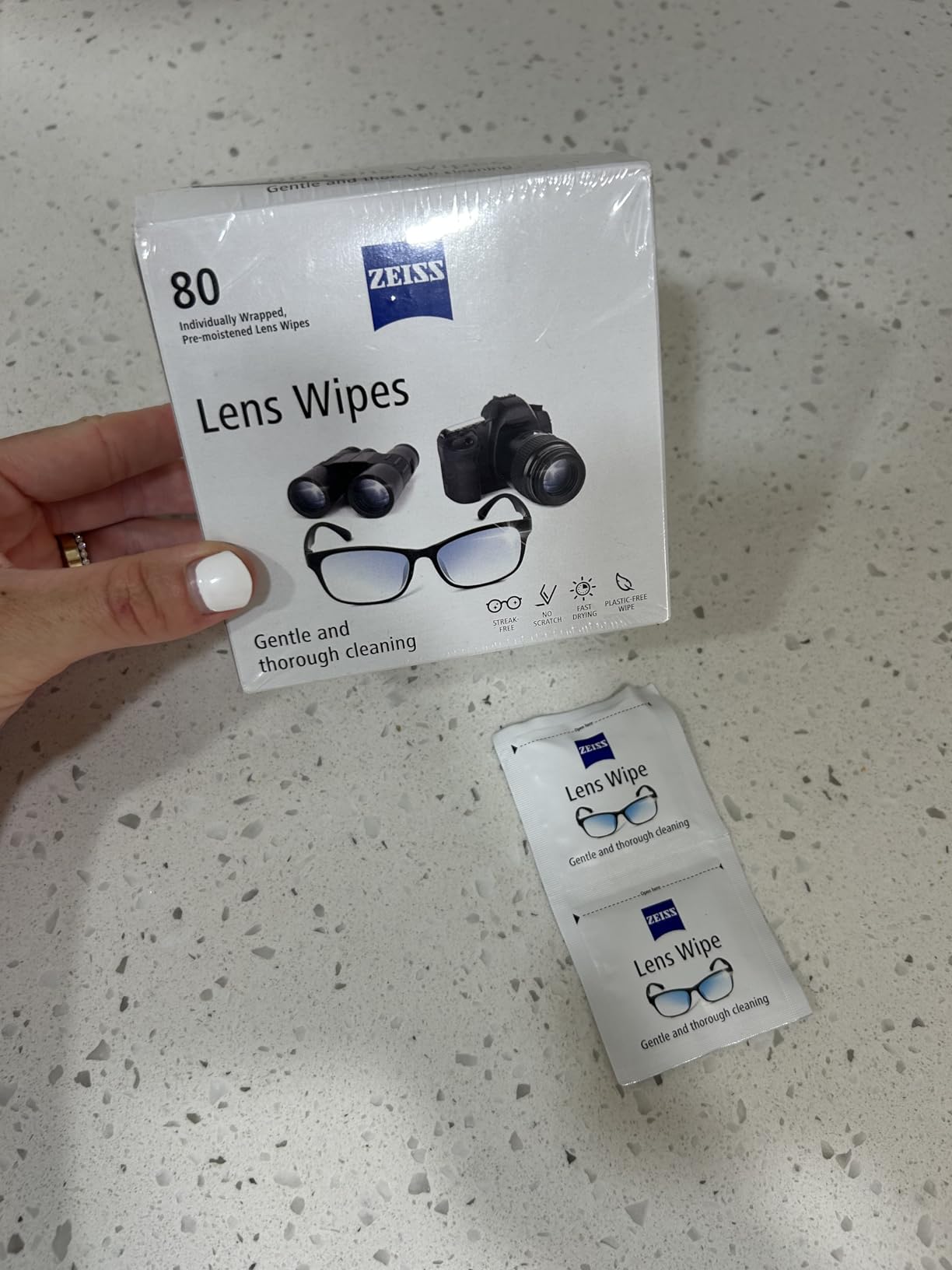 ZEISS Pre-Moistened Lens Cleaning Wipes, 200 Count customer photo 1