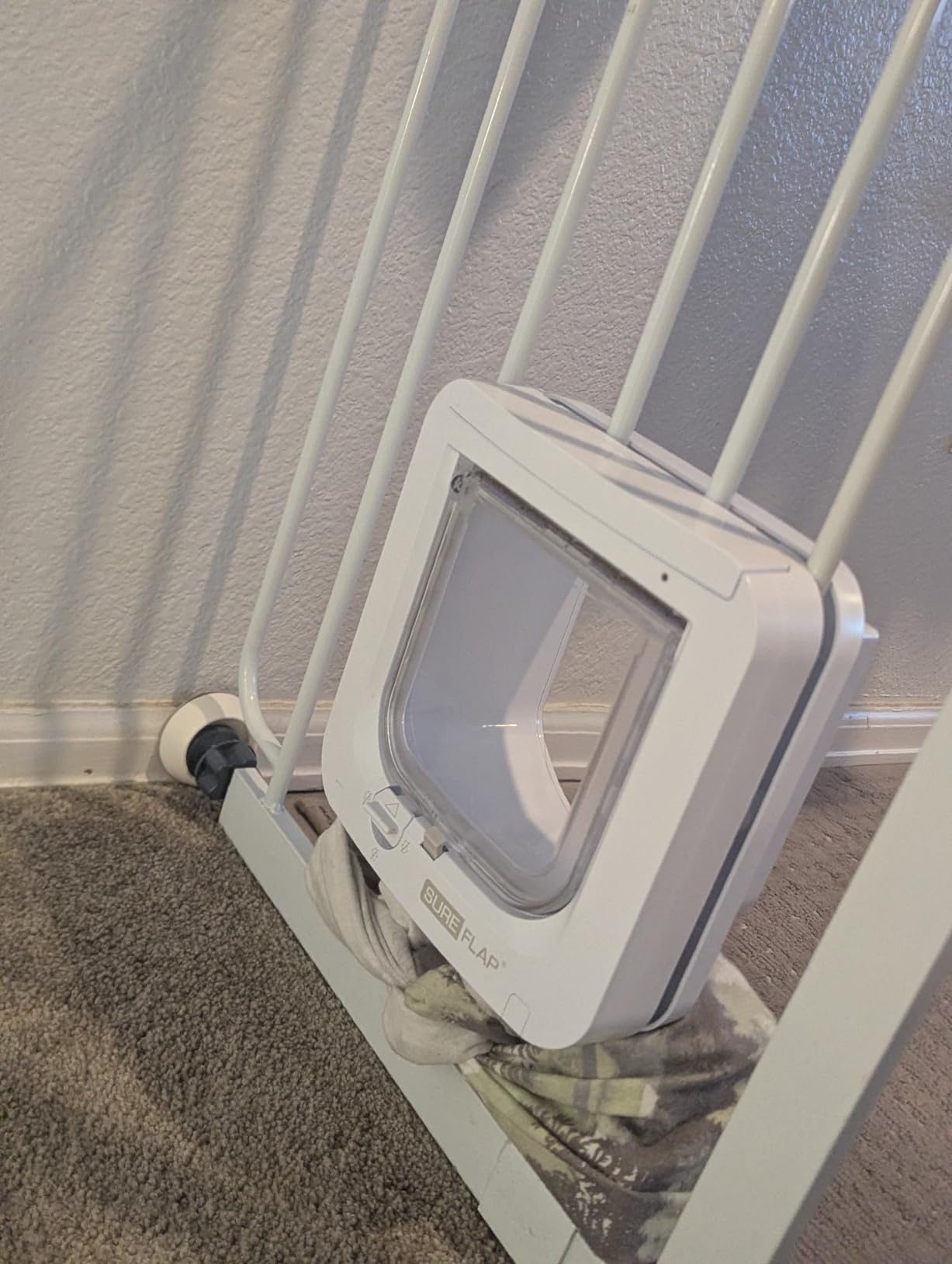 SureFlap - Sure Petcare Microchip Cat Flap, White, Scans Pet's ID on Entry, Check Your Cat's Size,Flap Opening is 4 3/4