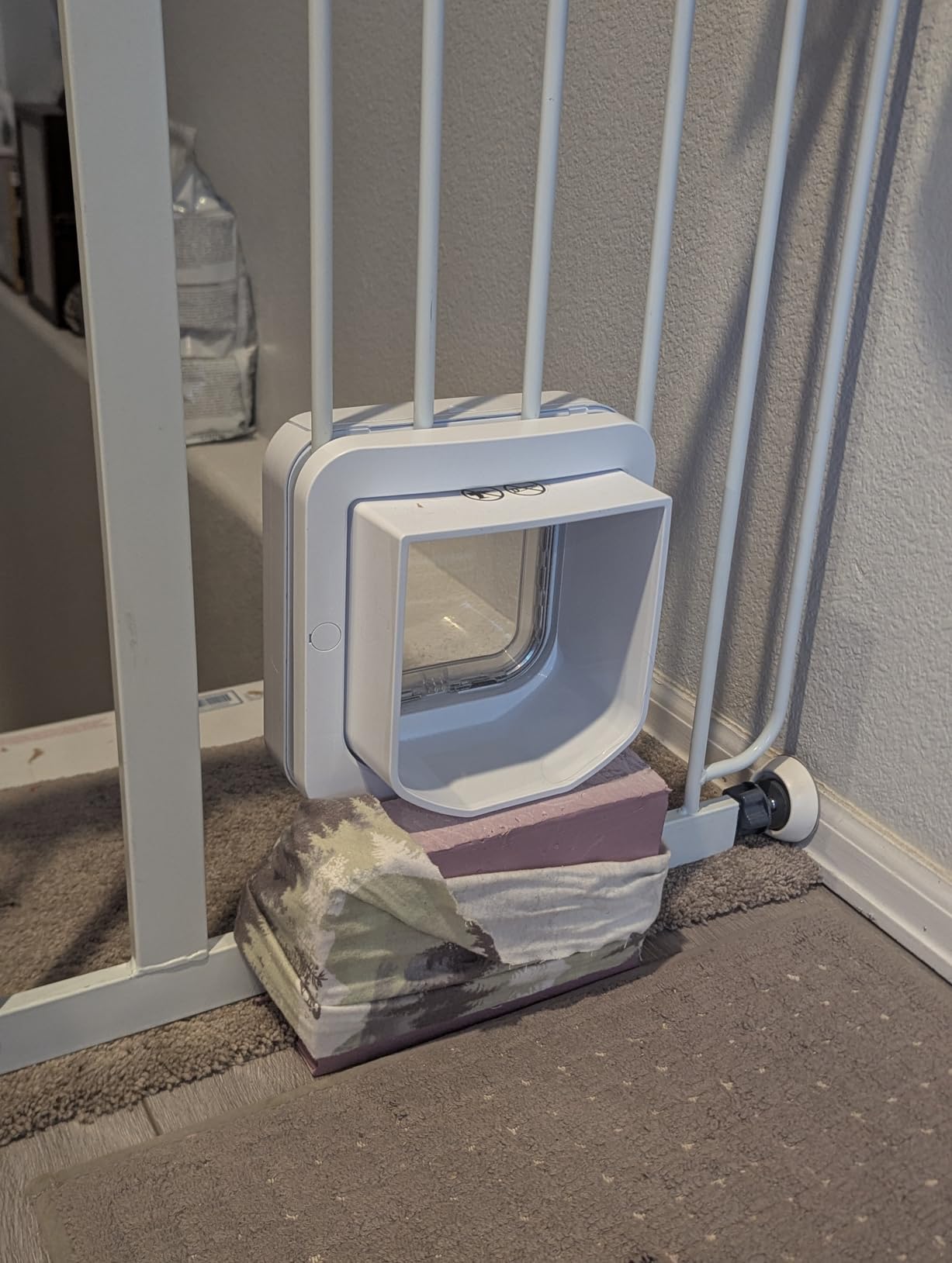 SureFlap - Sure Petcare Microchip Cat Flap, White, Scans Pet's ID on Entry, Check Your Cat's Size,Flap Opening is 4 3/4