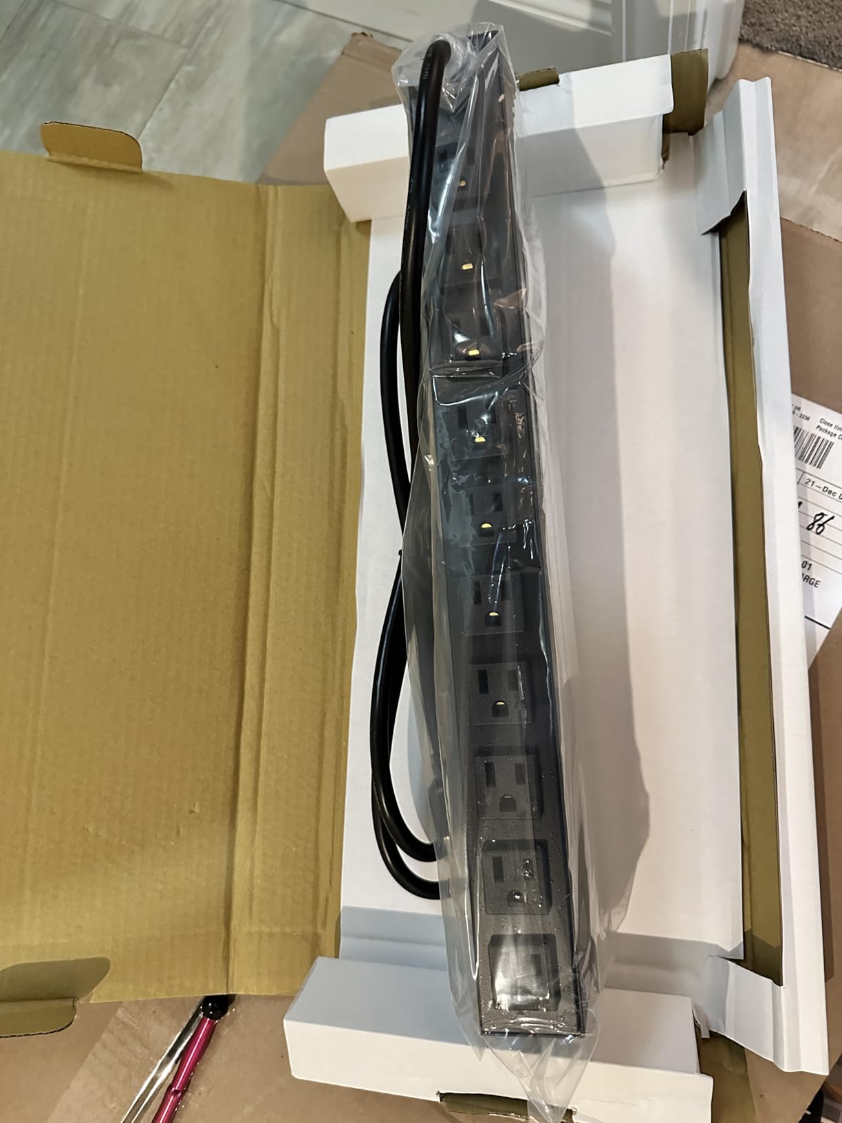 StarTech.com 16 Outlet Horizontal 1U Rack Mount PDU Power Strip for Network Server Racks - Surge Protection - 120V/15A - 6ft Power Cord (RKPW161915) customer photo 2