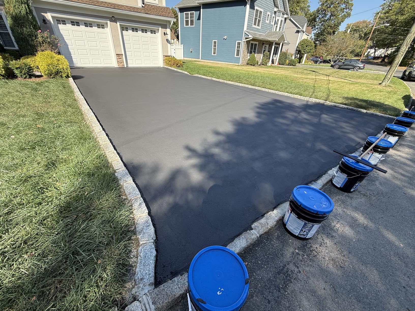 Red Devil 0637 Asphalt Crack Filler Sealant - Black Acrylic Driveway Sealer for Cracks & Joints, Forms a Water-Resistant Seal, 10.1 fl oz, Made in USA customer photo 1