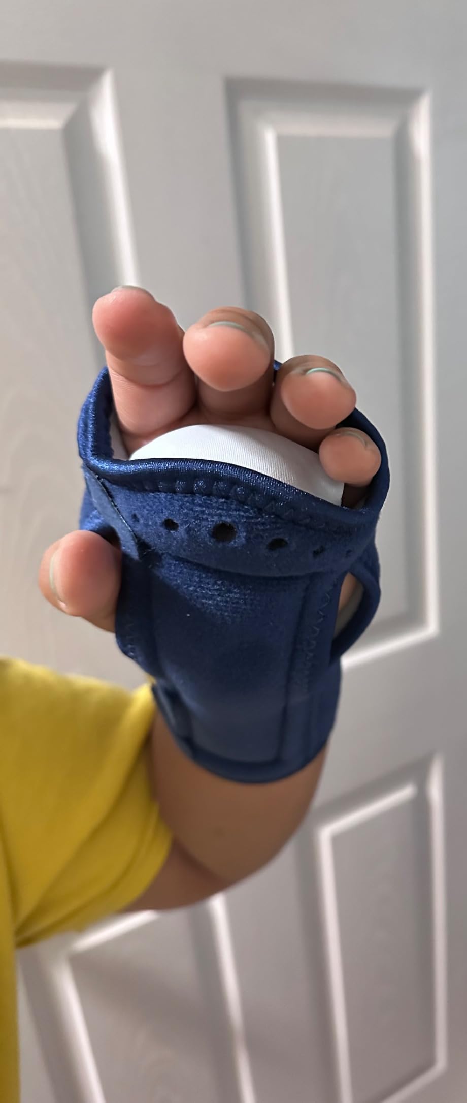 FUTURO Night Wrist Support, Left or Right, Adjustable, Helps Provide Nighttime Relief of Carpel Tunnel Symptoms, Made of Breathable Material, Easy-to-Use Sleeve Design, One Size Fits Most customer photo 2