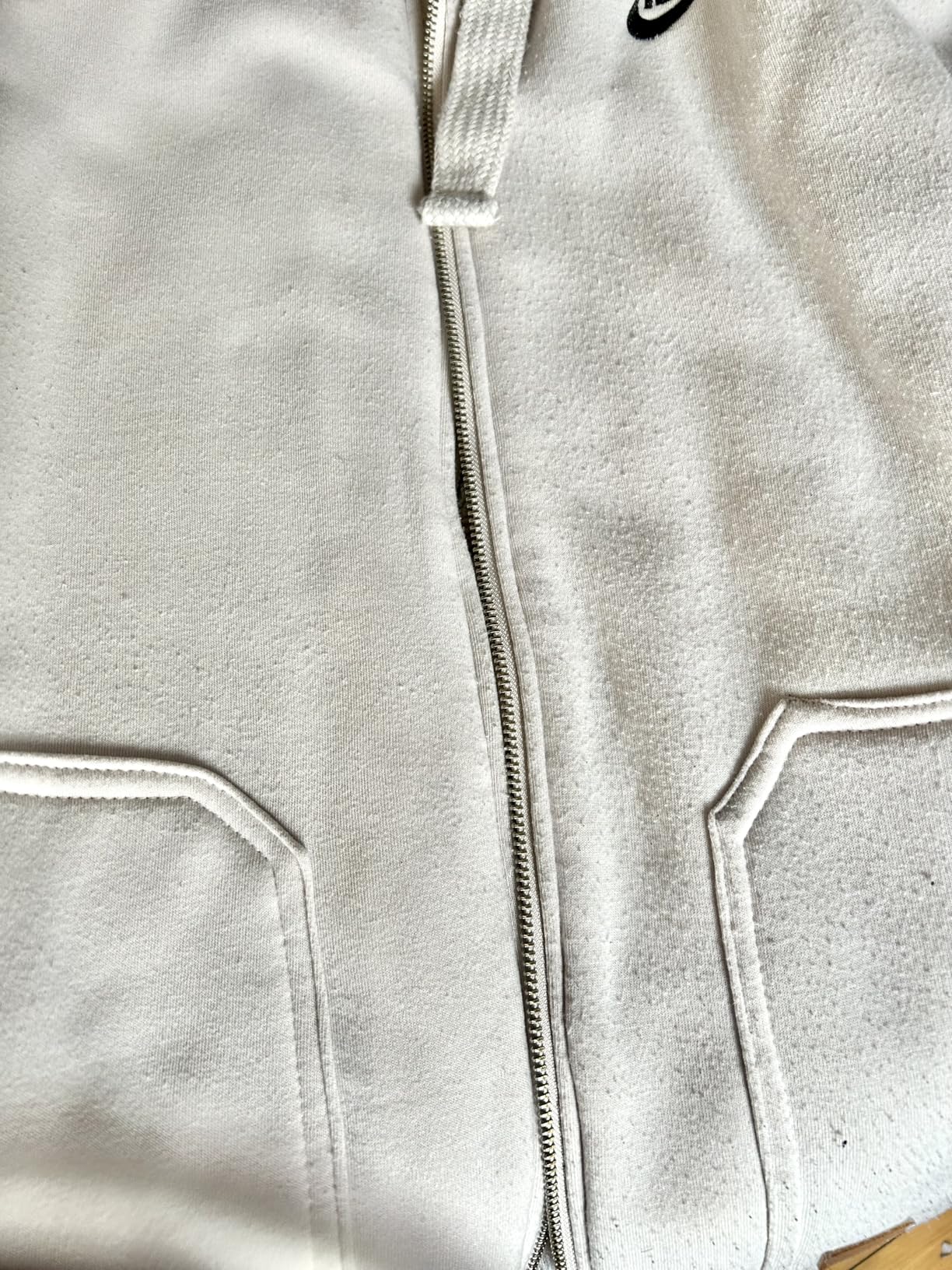 Conair Fabric Shaver and Lint Remover, Battery-Operated Portable Clothes Shaver with 3 Settings, Fuzz Remover for Sweaters, Clothing and Furniture, Large 2-Inch Shaving Head, White customer photo 1