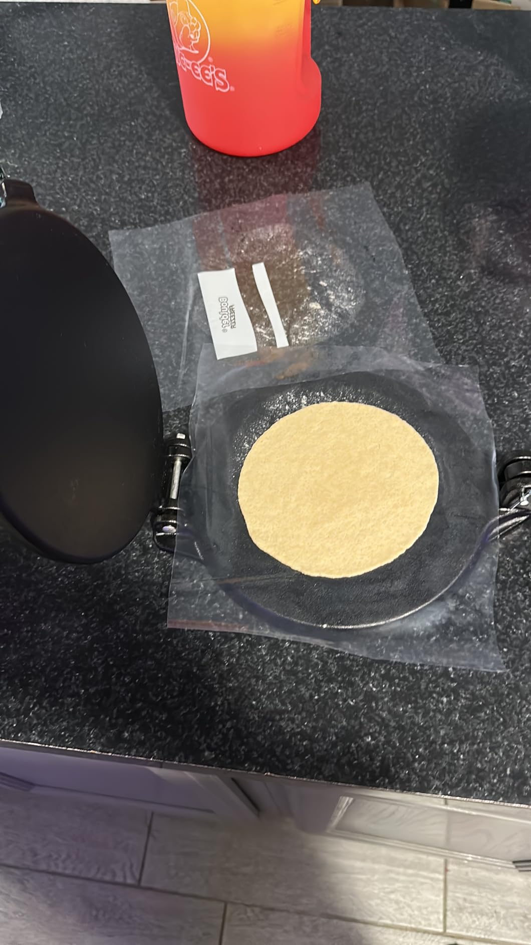 Victoria 8 Inches Cast Iron Tortilla Press, Roti Maker and Tortilladora, Pataconera Seasoned with Flaxseed Oil, Made in Colombia, Traditional Style, Black customer photo 2