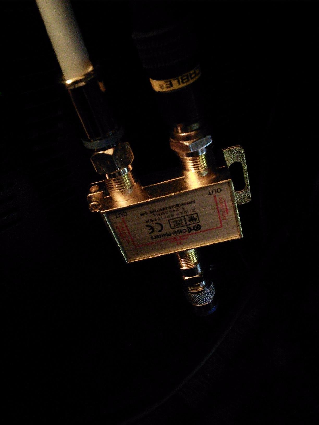 Cable Matters 2-Pack 2.4 Ghz 2 Way Coaxial Cable Splitter for STB TV, Antenna and MoCA Network - All Port Power Passing - Gold Plated and Corrosion Resistant customer photo 1