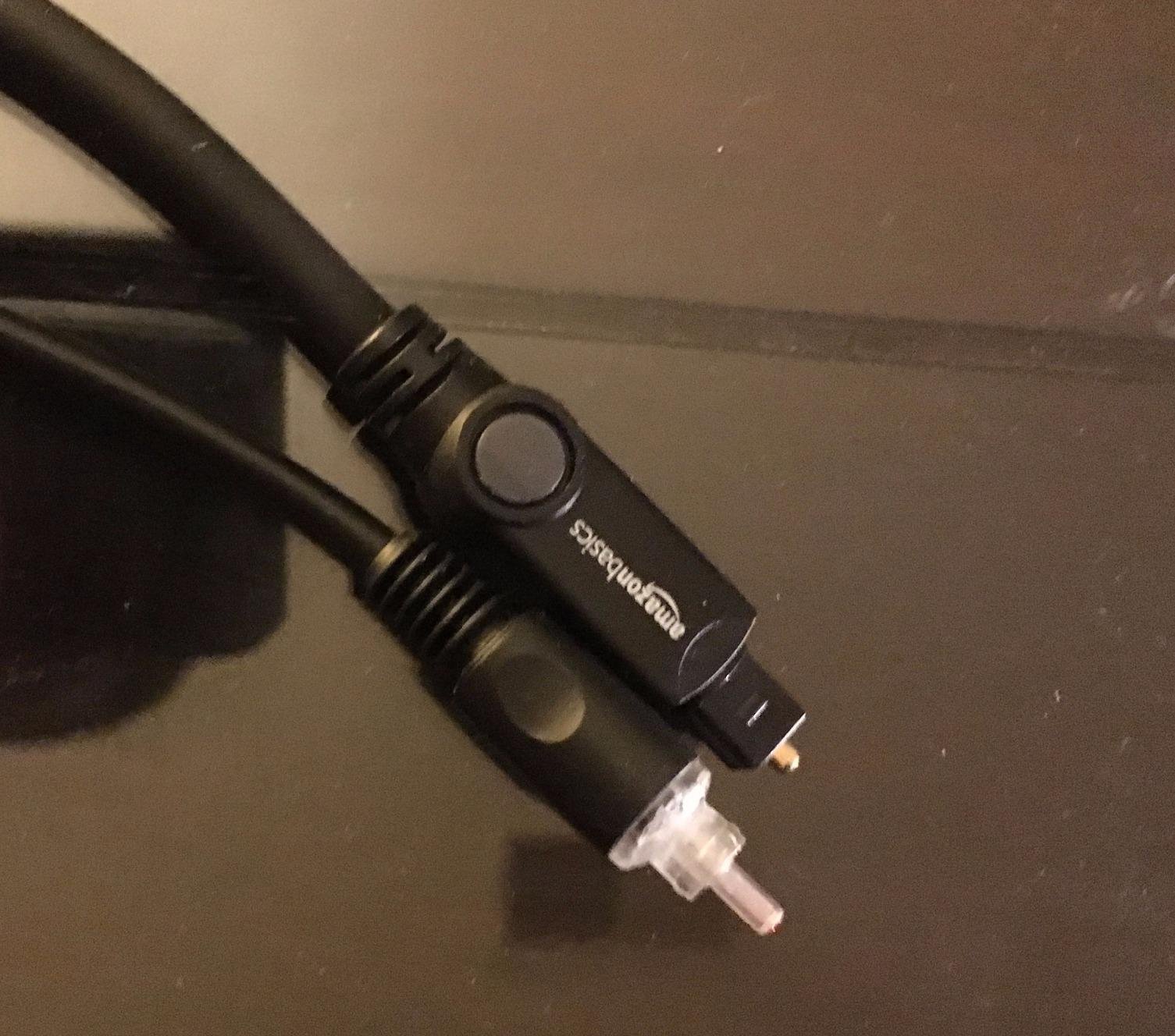 Amazon Basics Toslink Digital Optical Audio Fiber Optic Cable, Multi-Channel, for Sound Bar, Audio System, Home Theatre, Game Console, Blu-Ray Player, Gold-Plated Connectors, 6 Foot, Black customer photo 2