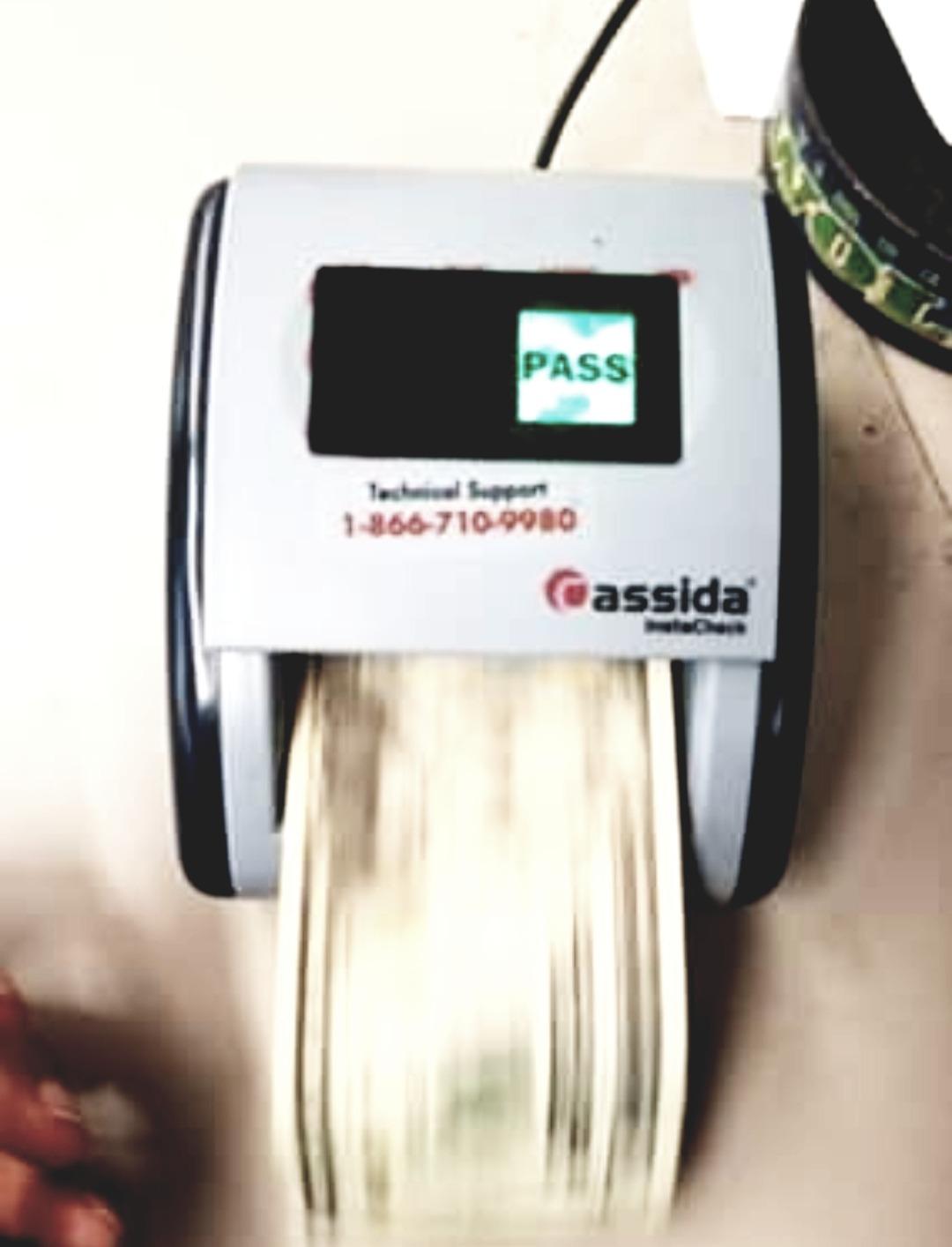Cassida InstaCheck Small Footprint, Easy to Read Automatic Counterfeit Detector with Infrared, Magnetic and Ultraviolet Sensors, Compact and Lightweight customer photo 1