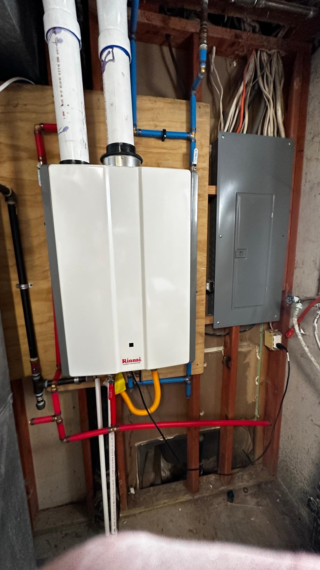 Rinnai RUCS65IN Tankless Hot Water Heater, 6.5 GPM, Natural Gas, Indoor Installation customer photo 2