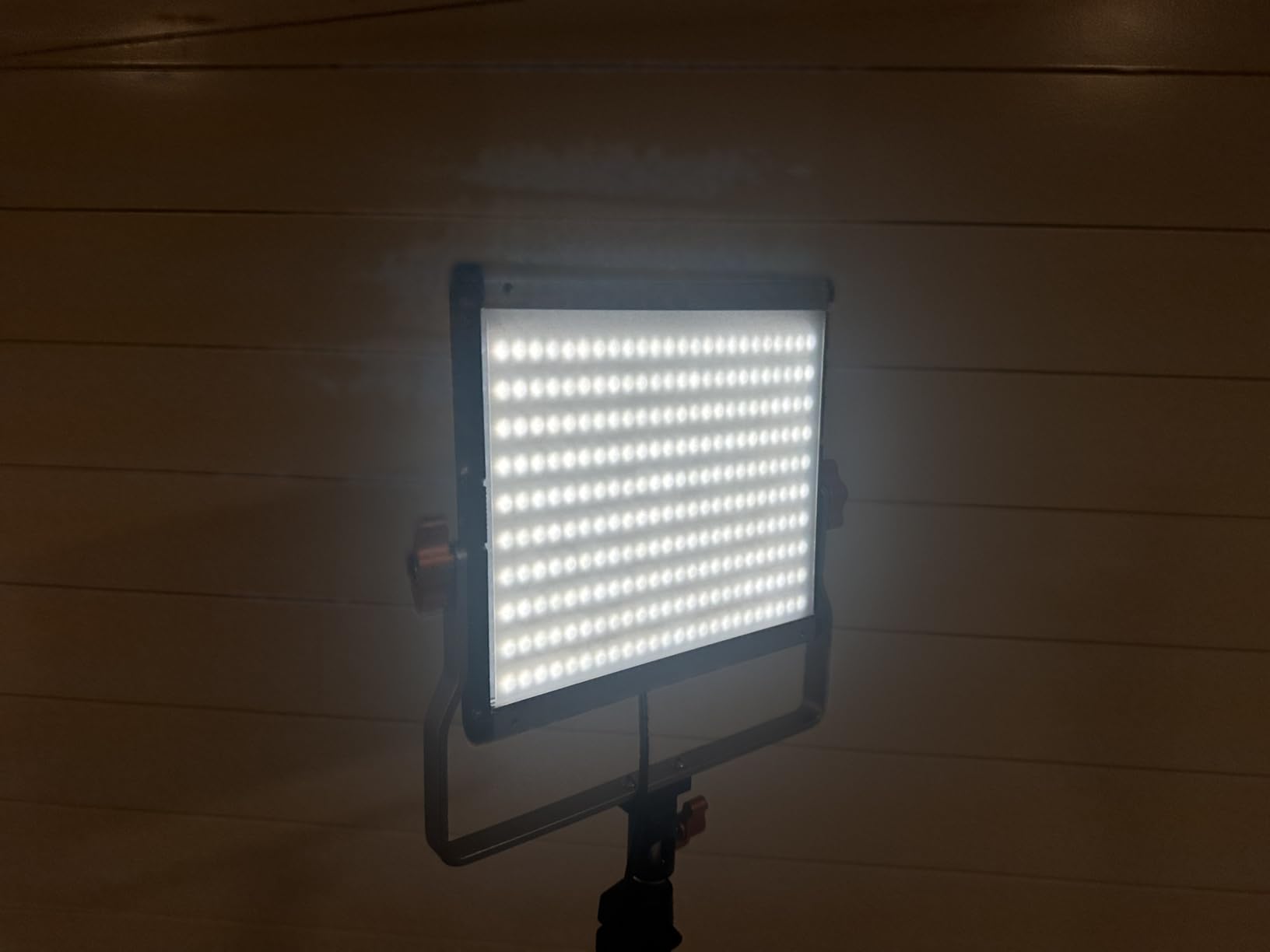 Neewer Dimmable Bi-Color LED with U Bracket Professional Video Light customer photo 1