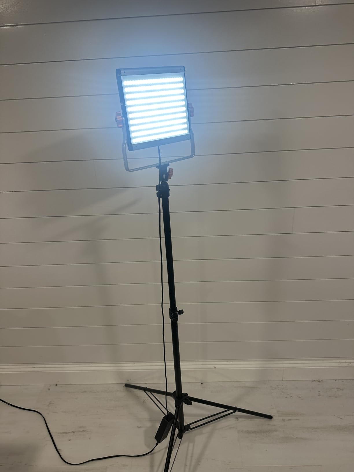 Neewer Dimmable Bi-Color LED with U Bracket Professional Video Light customer photo 2