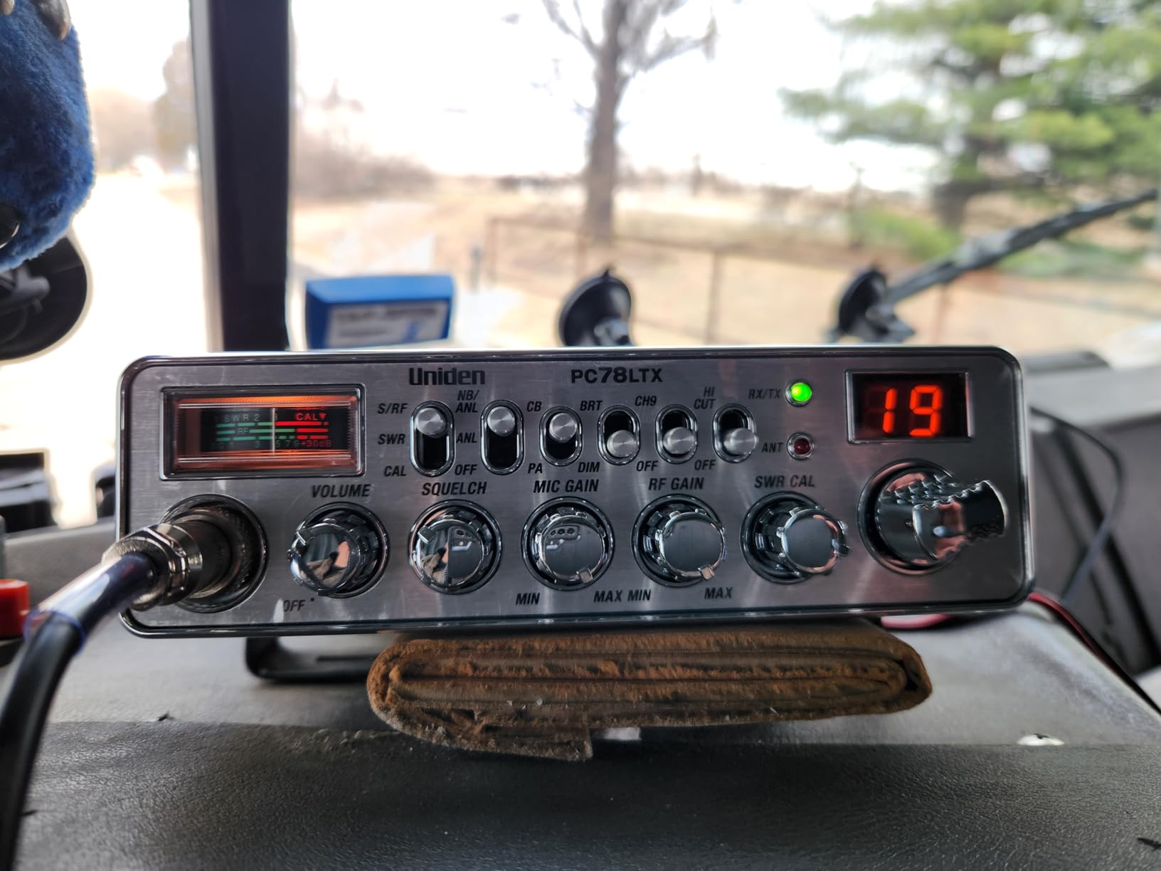 Uniden PC78LTX 40-Channel Trucker's CB Radio with Integrated SWR Meter, PA Function, Hi Cut, Mic/RF Gain, and Instant Channel 9,Silver customer photo 1